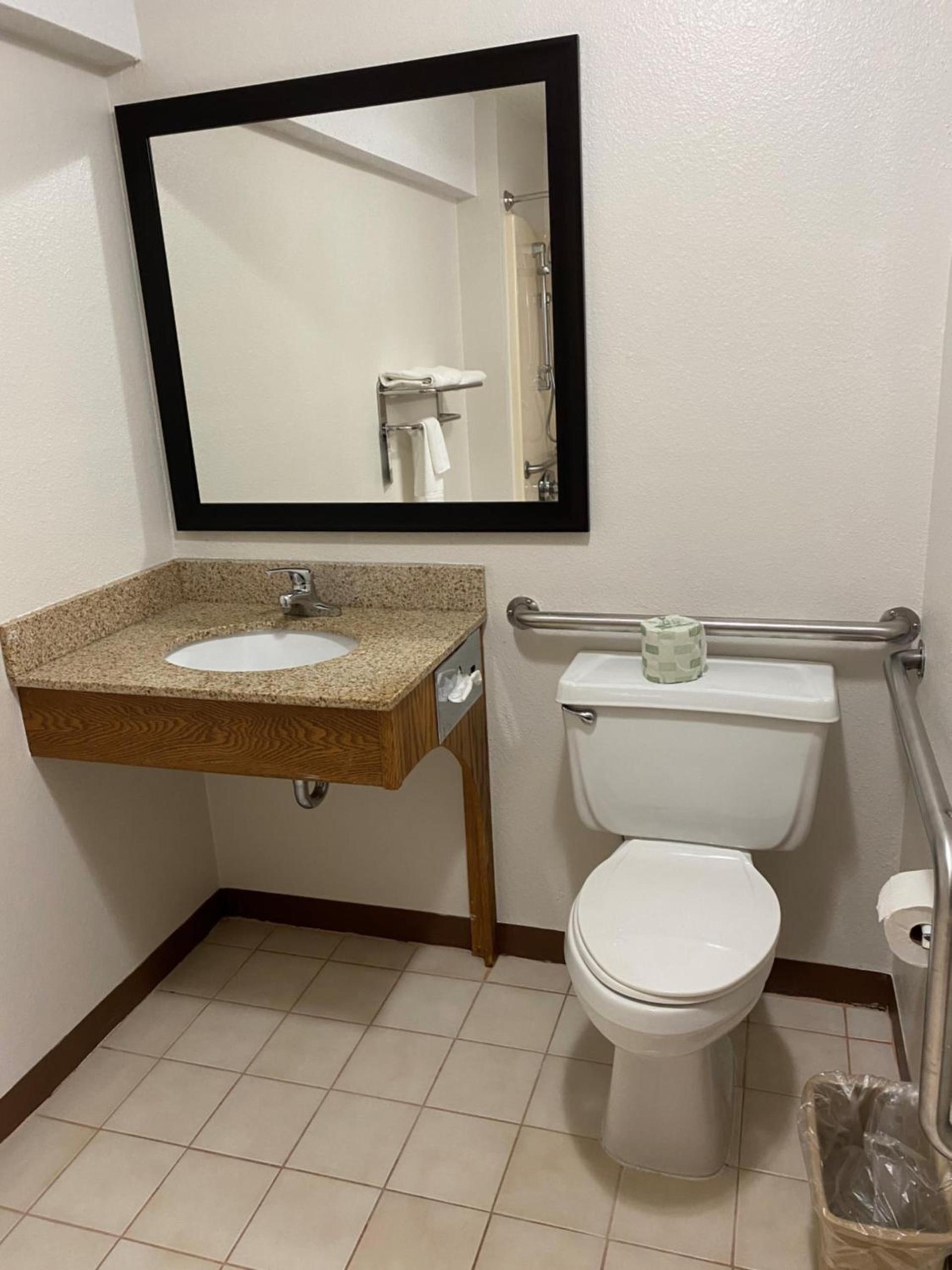 Super 8 by Wyndham Independence IA photo 3