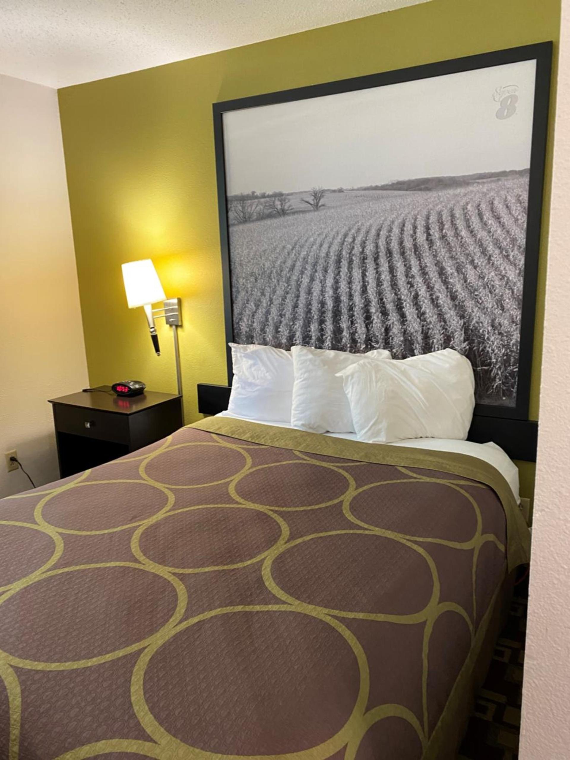 Super 8 by Wyndham Independence IA photo 2