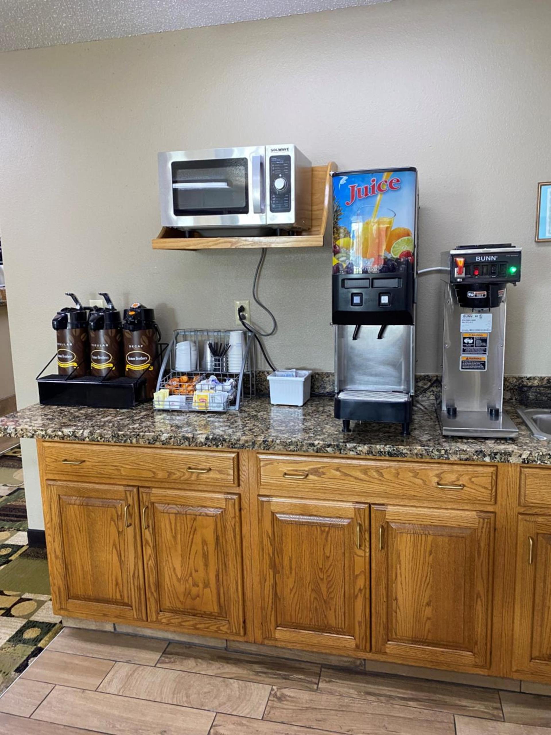 Super 8 by Wyndham Independence IA photo 5
