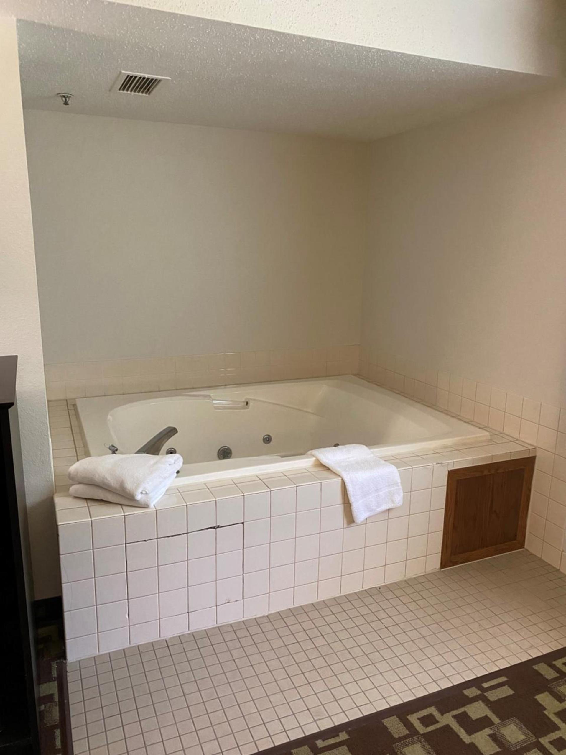 Super 8 by Wyndham Independence IA photo 16