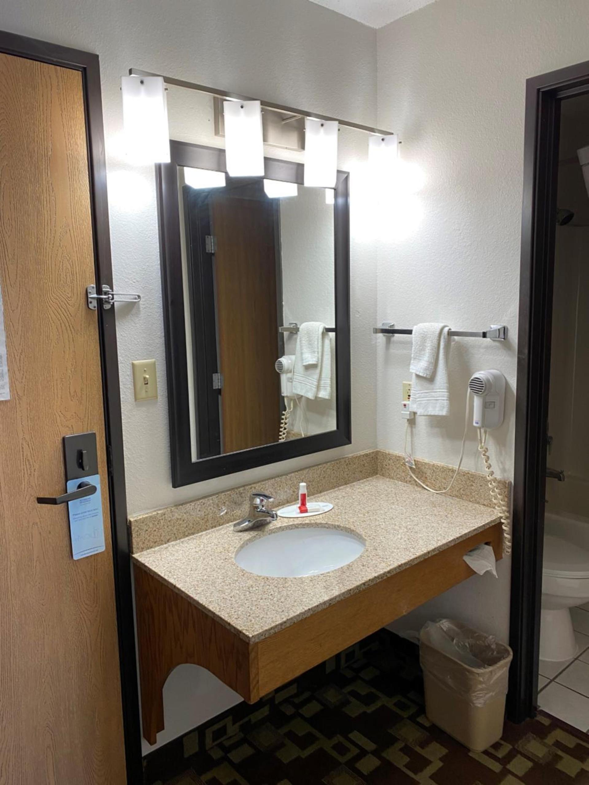 Super 8 by Wyndham Independence IA photo 12