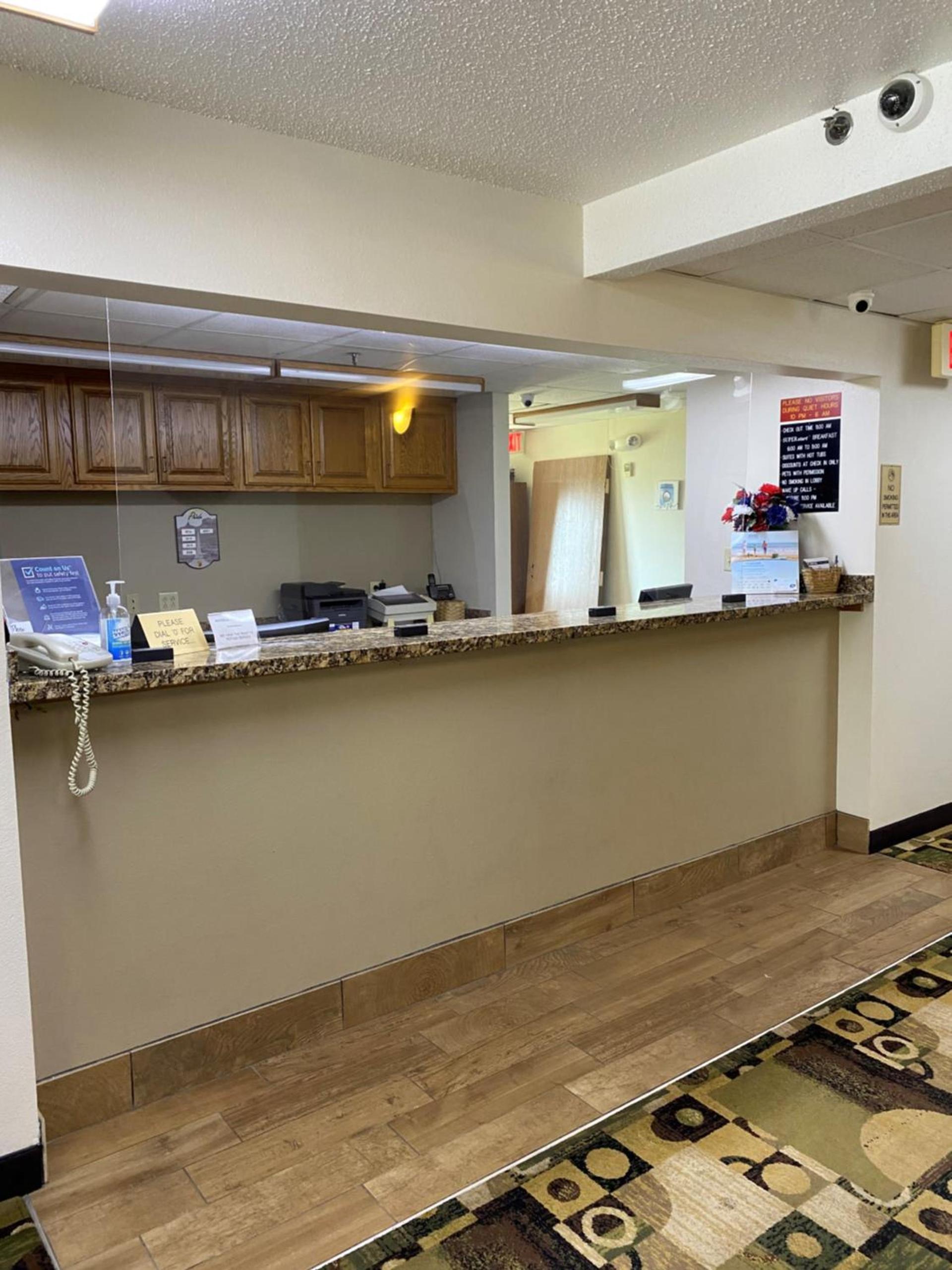 Super 8 by Wyndham Independence IA photo 13