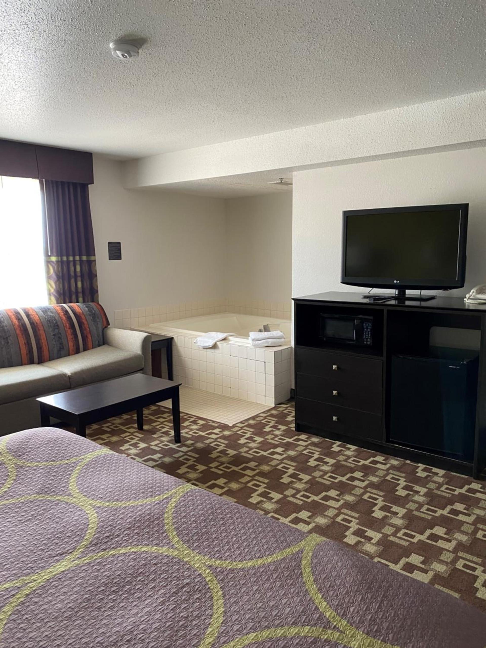 Super 8 by Wyndham Independence IA photo 15