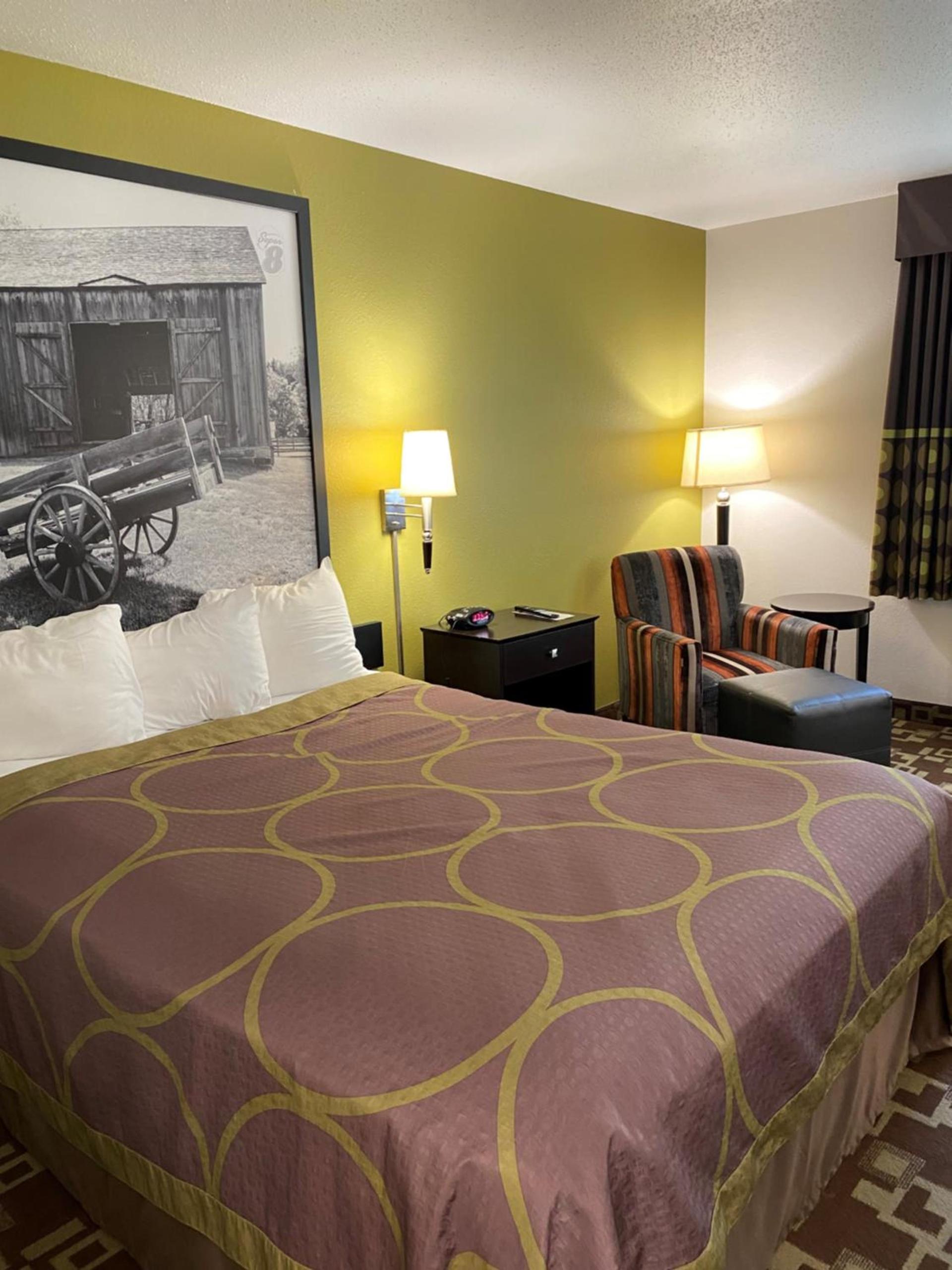 Super 8 by Wyndham Independence IA photo 23
