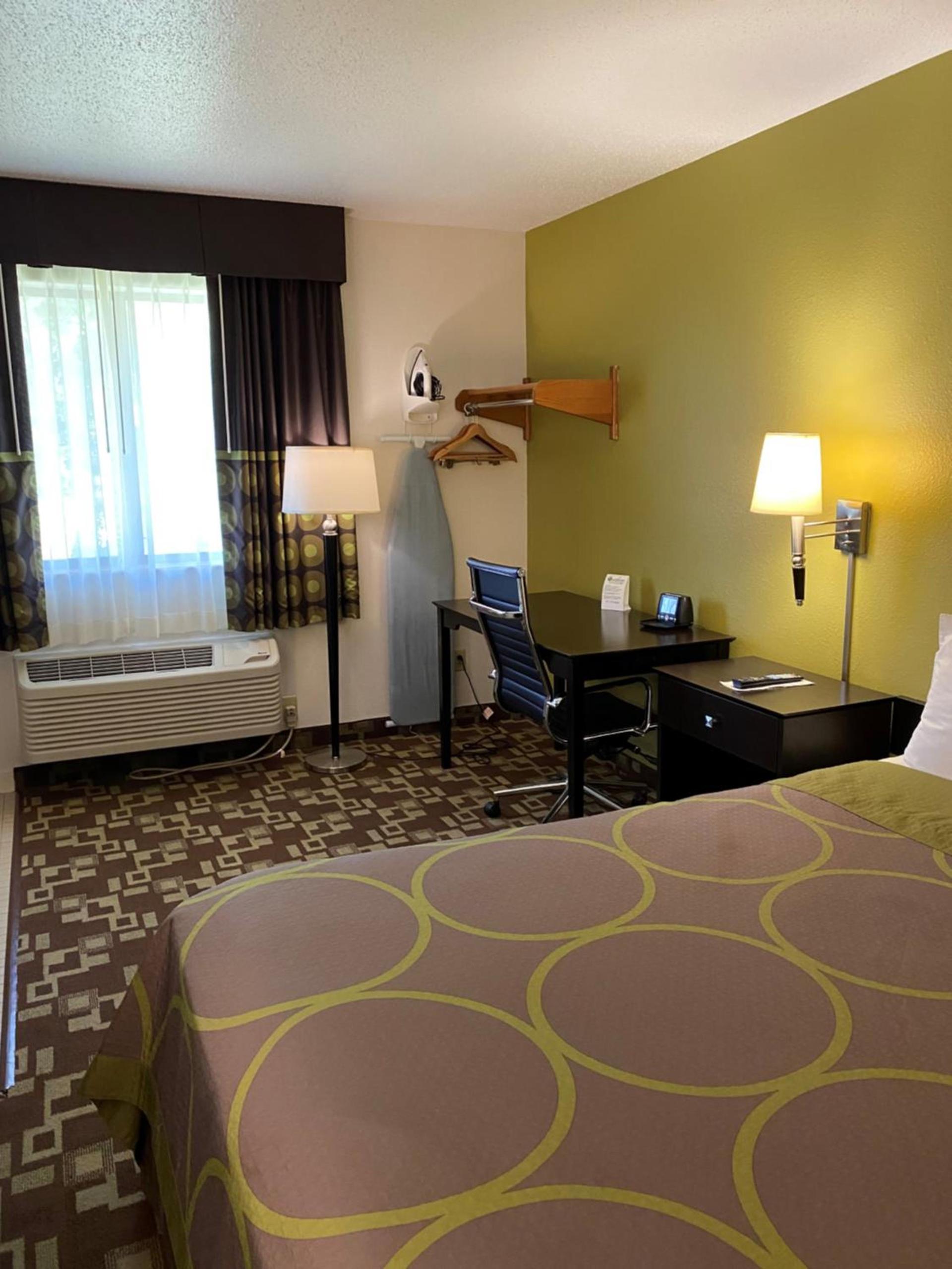 Super 8 by Wyndham Independence IA photo 18