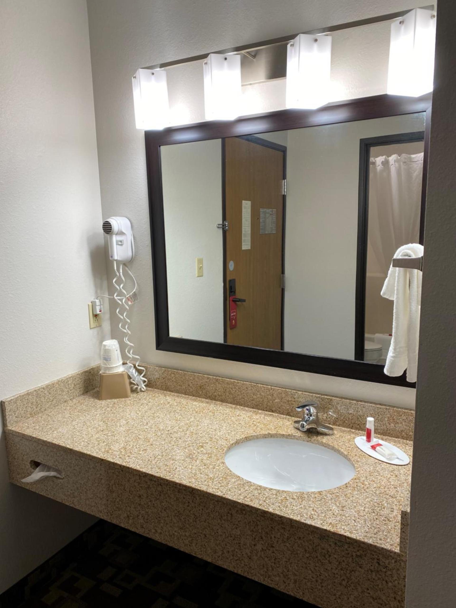 Super 8 by Wyndham Independence IA photo 20