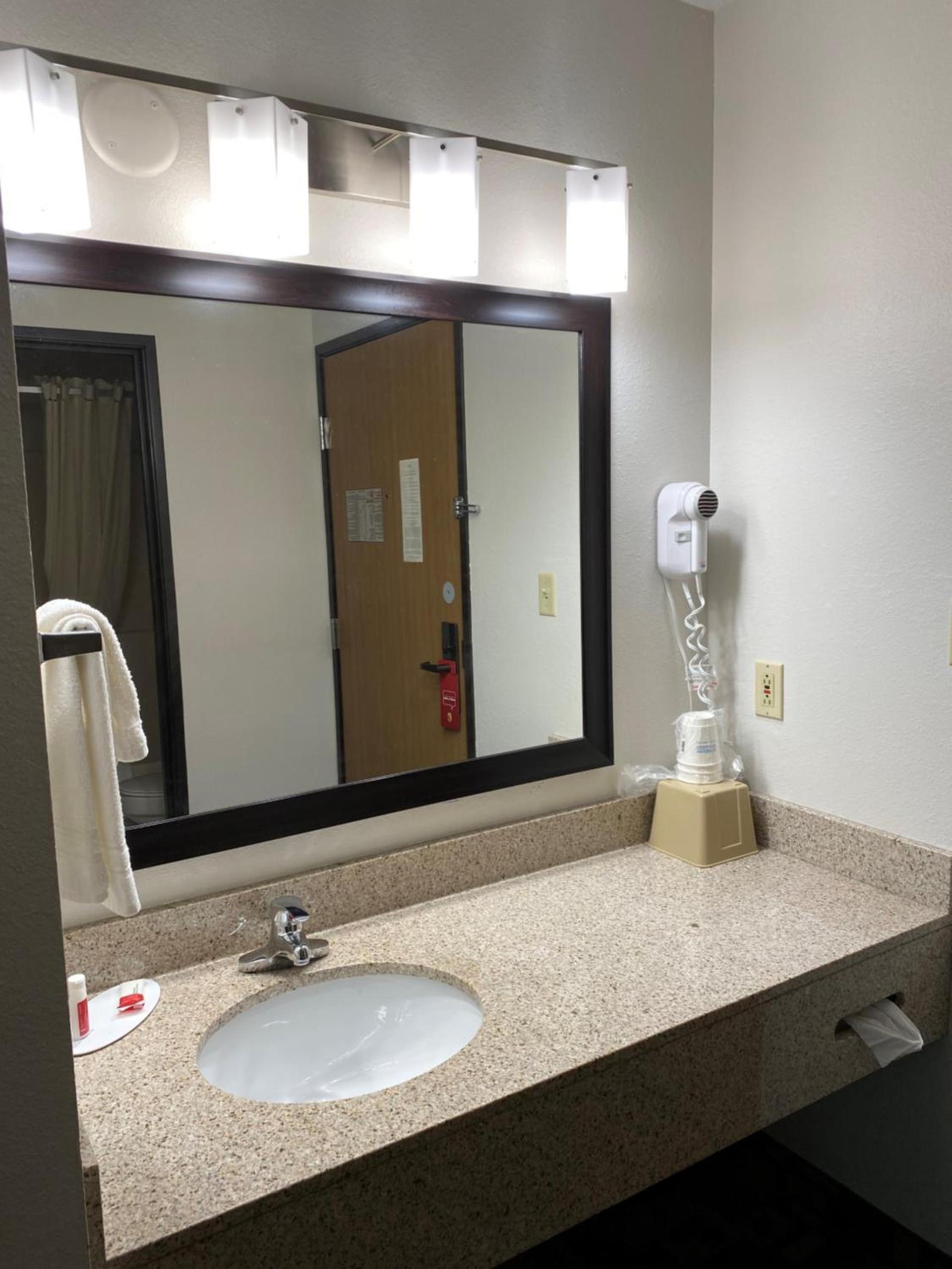 Super 8 by Wyndham Independence IA photo 21