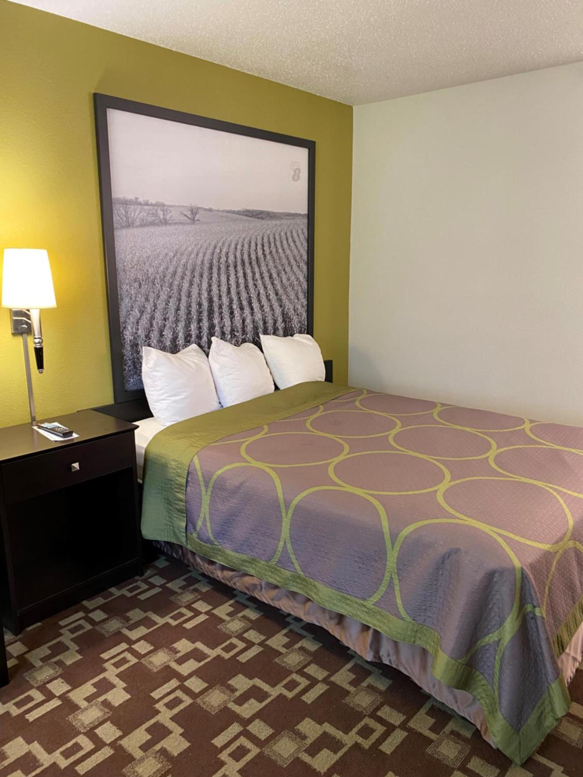 Super 8 by Wyndham Independence IA photo 22
