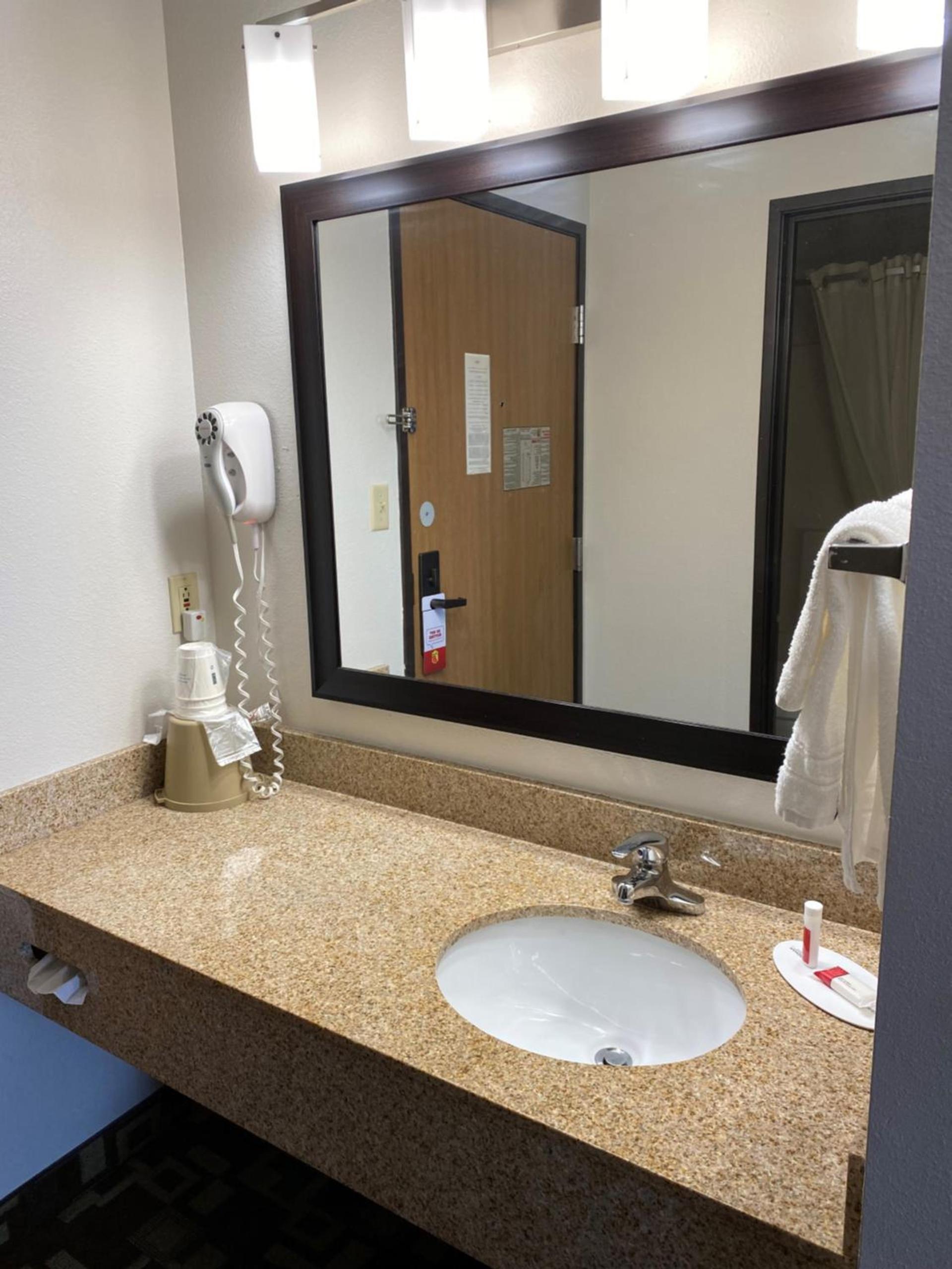 Super 8 by Wyndham Independence IA photo 25