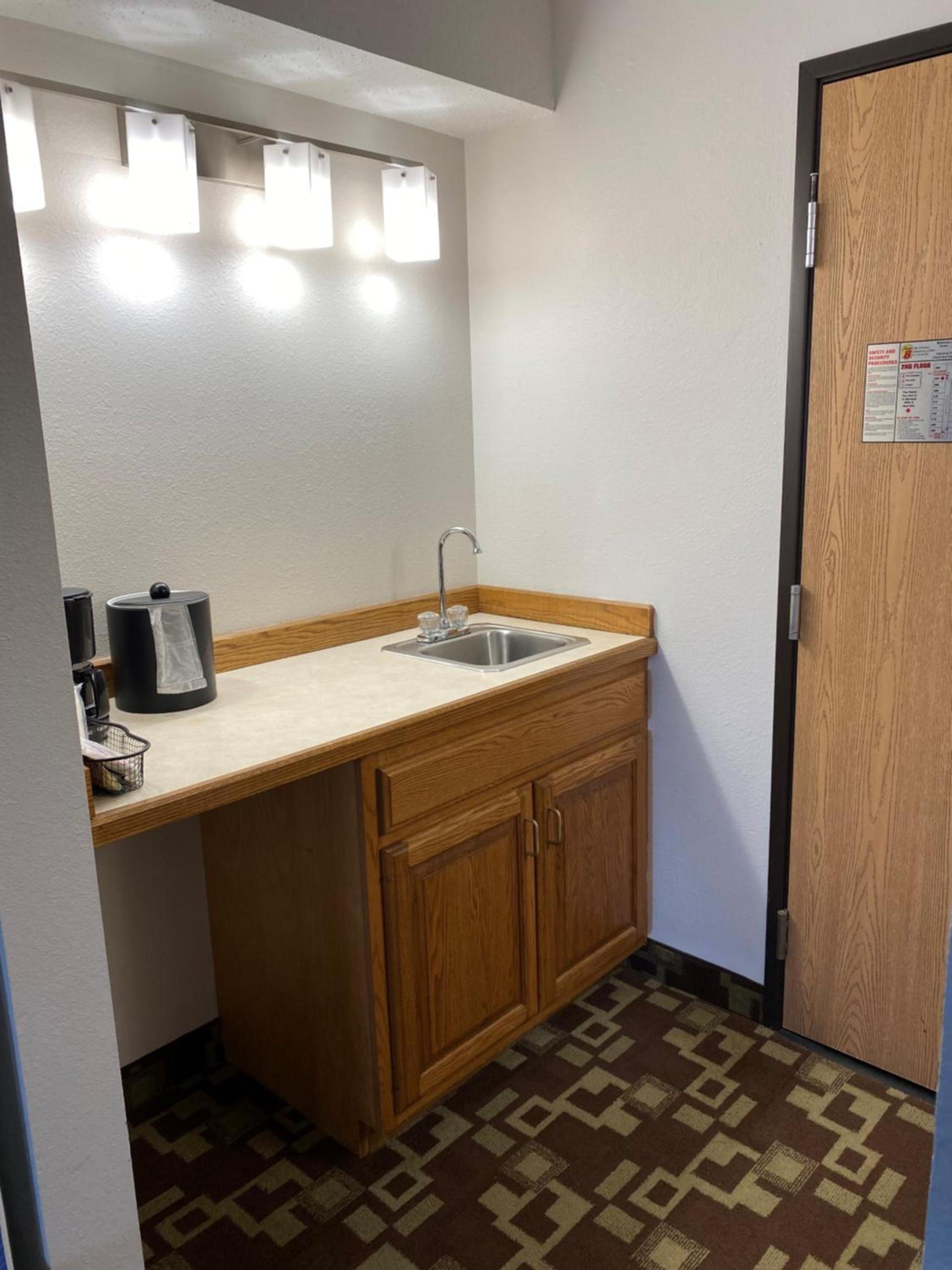 Super 8 by Wyndham Independence IA photo 27