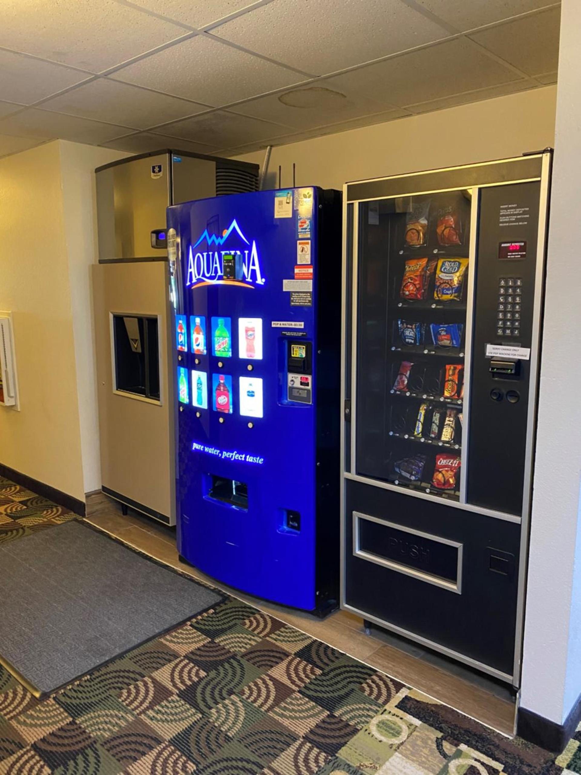 Super 8 by Wyndham Independence IA photo 28