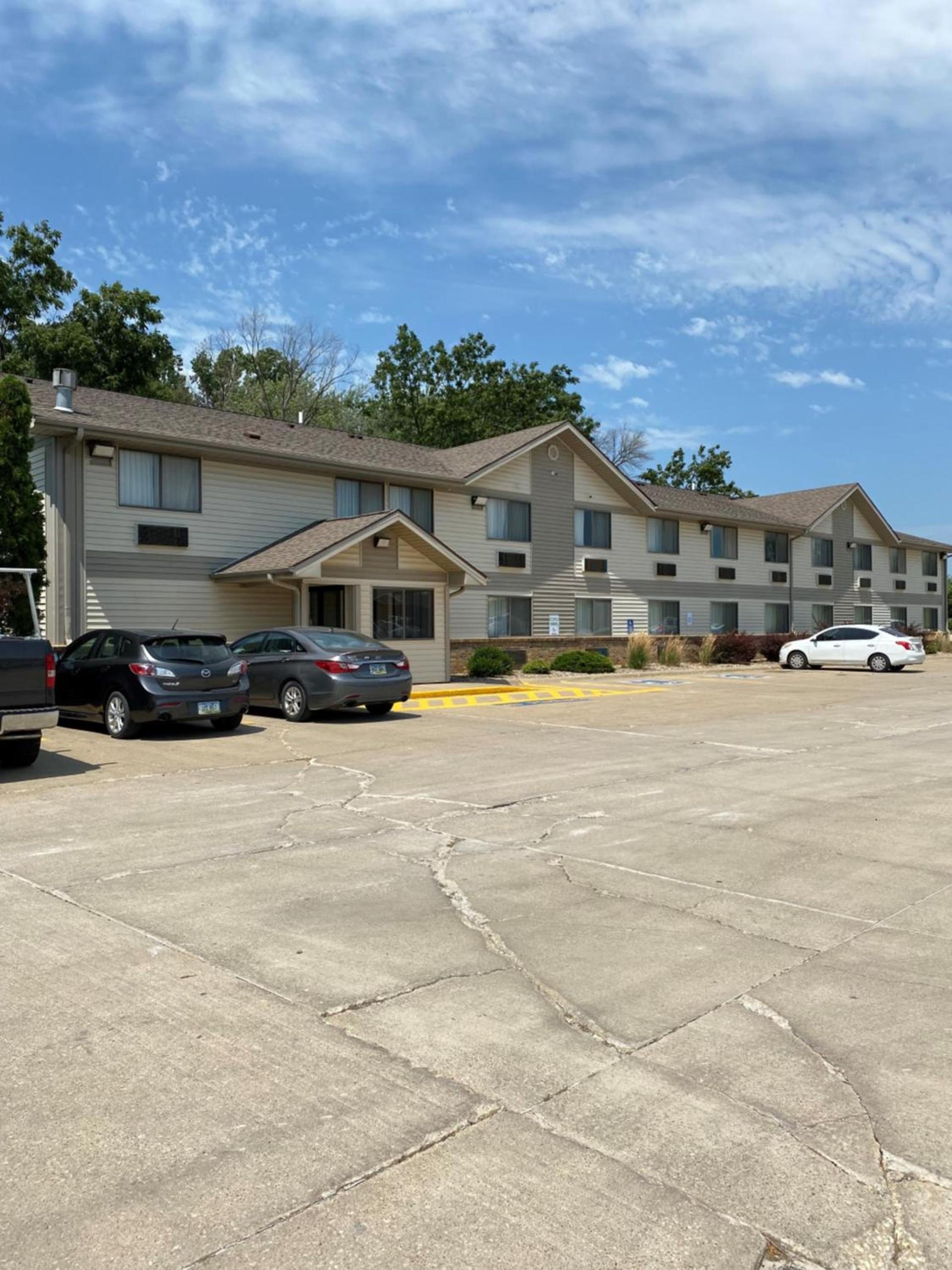 Super 8 by Wyndham Independence IA photo 1