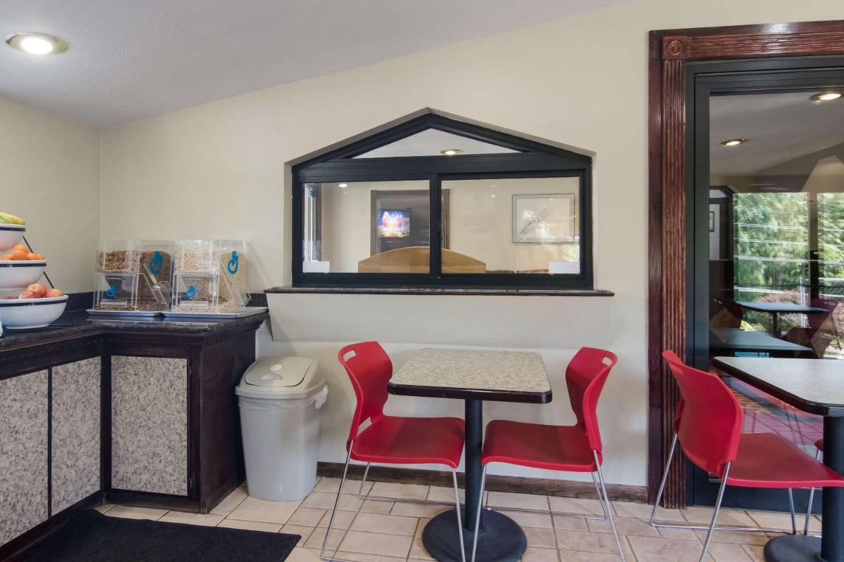 Econo Lodge Pittsburgh I-79 photo 28