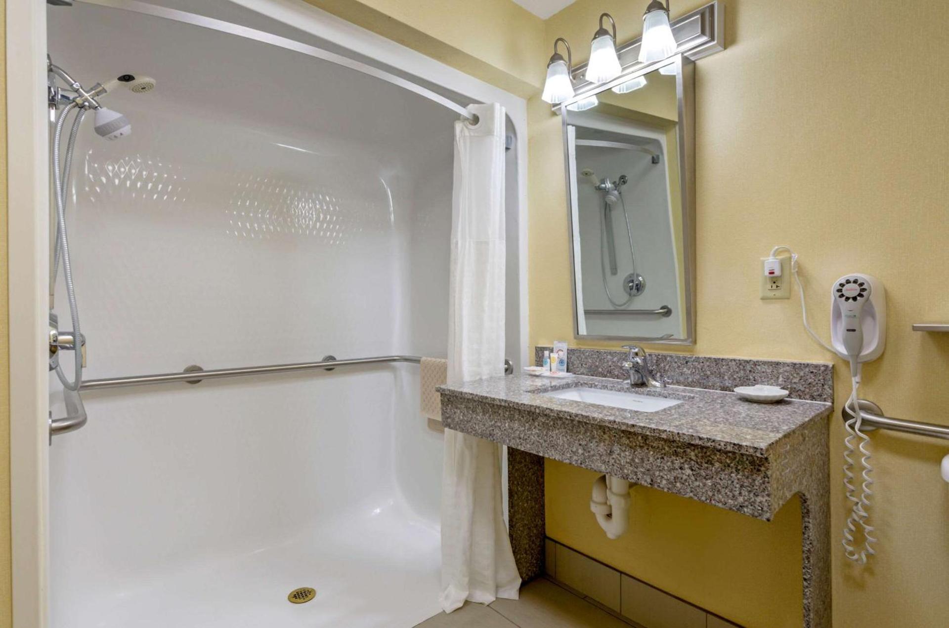 Comfort Inn & Suites Hillsville I-77 photo 14