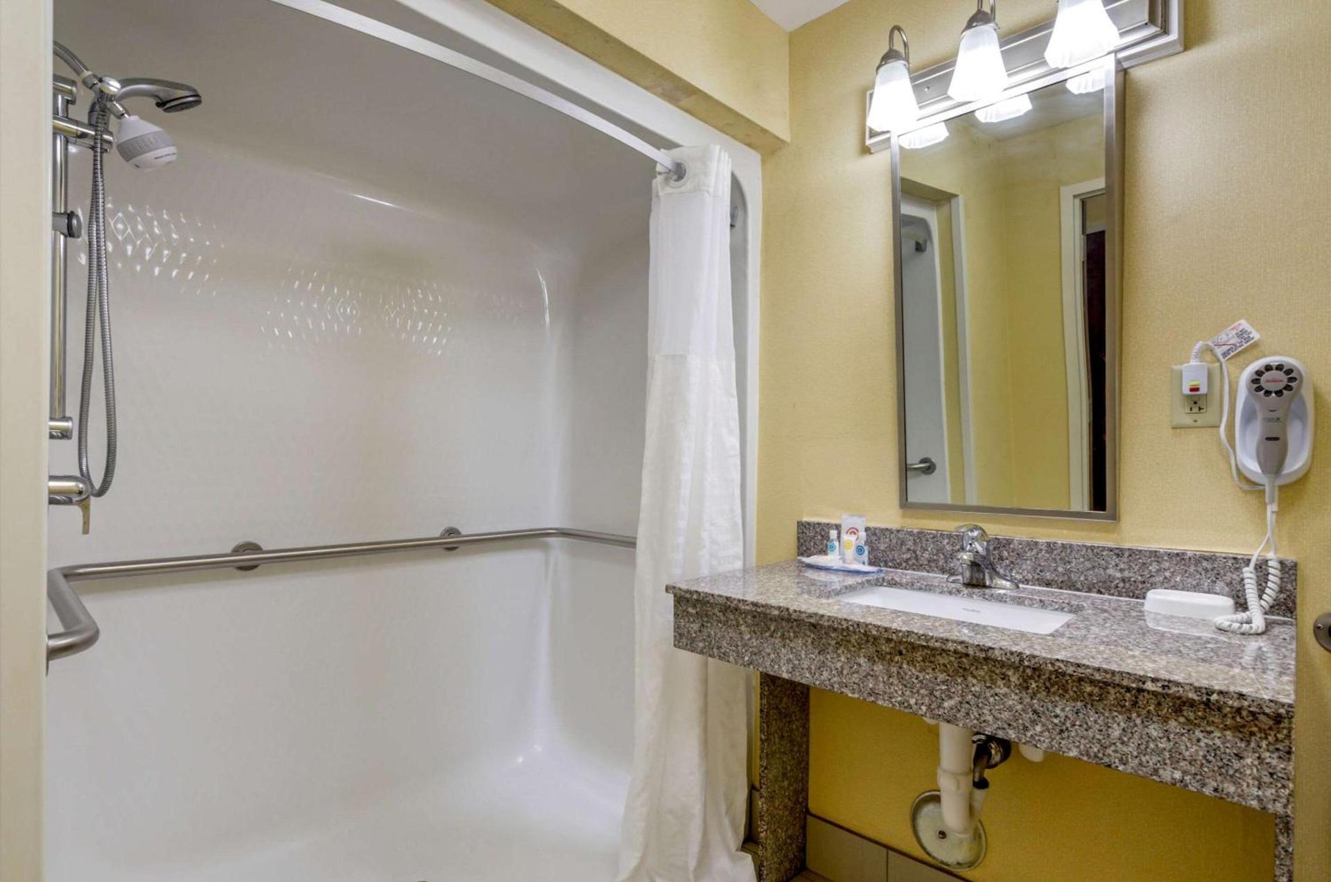 Comfort Inn & Suites Hillsville I-77 photo 13
