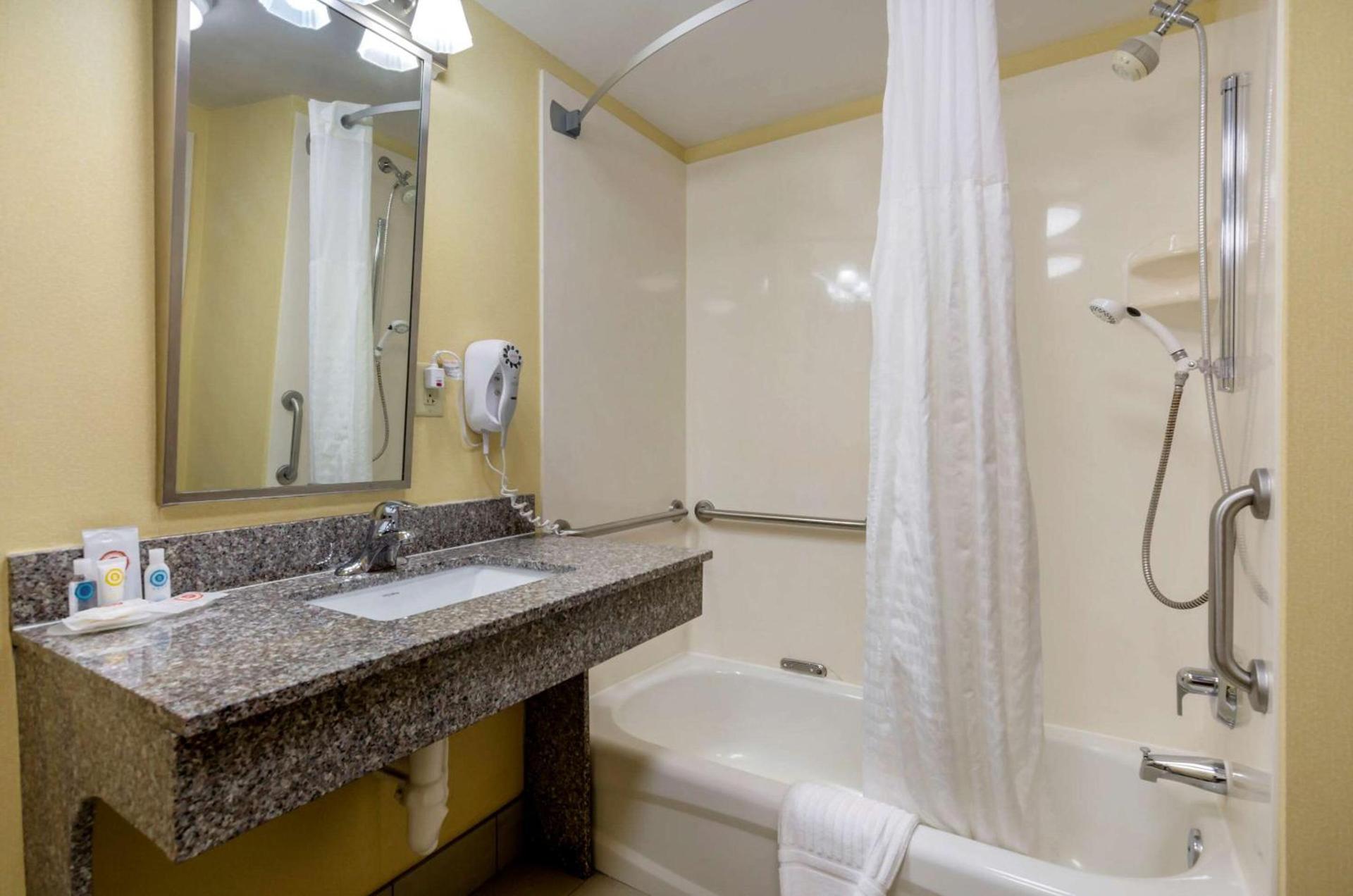 Comfort Inn & Suites Hillsville I-77 photo 18