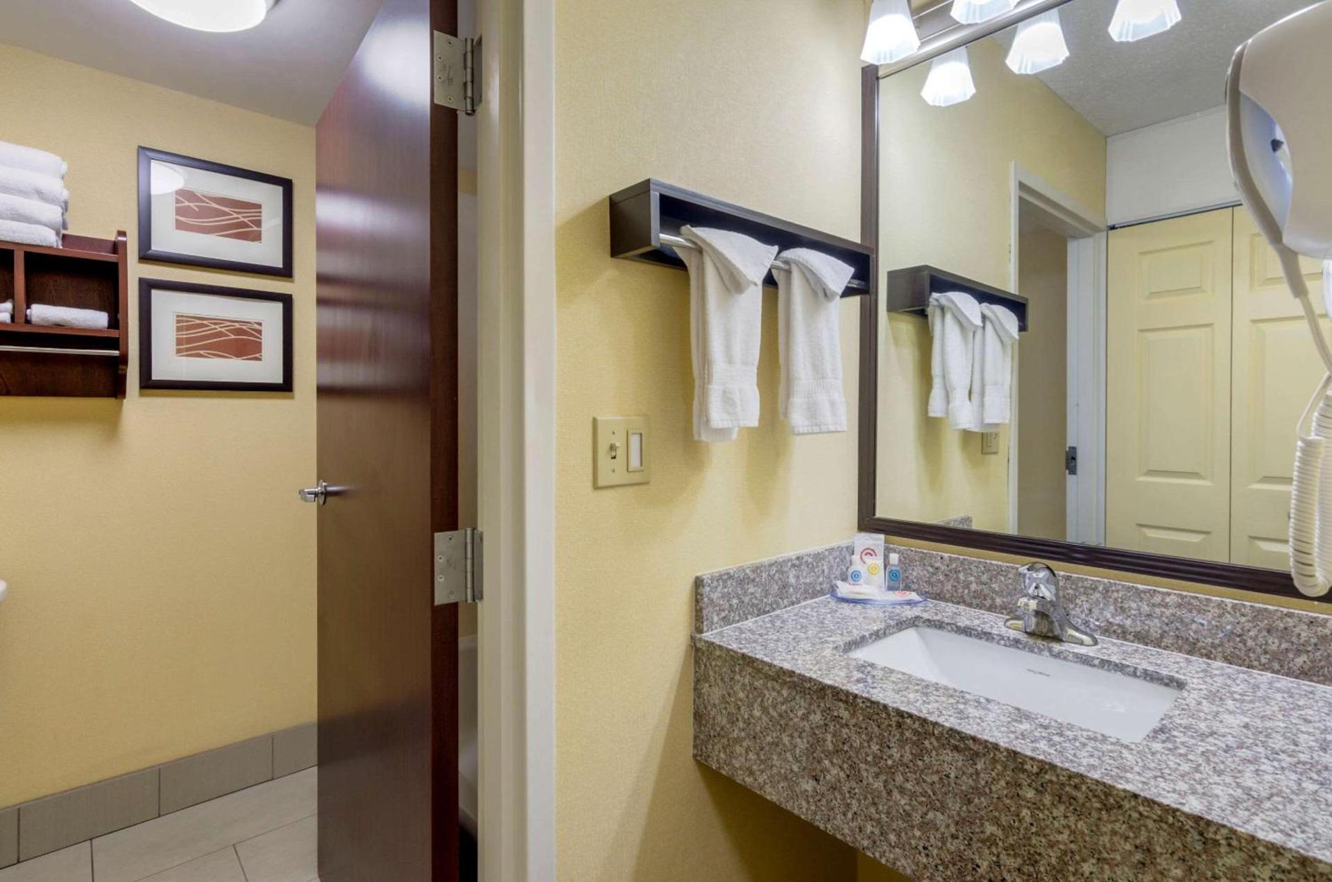 Comfort Inn & Suites Hillsville I-77 photo 24