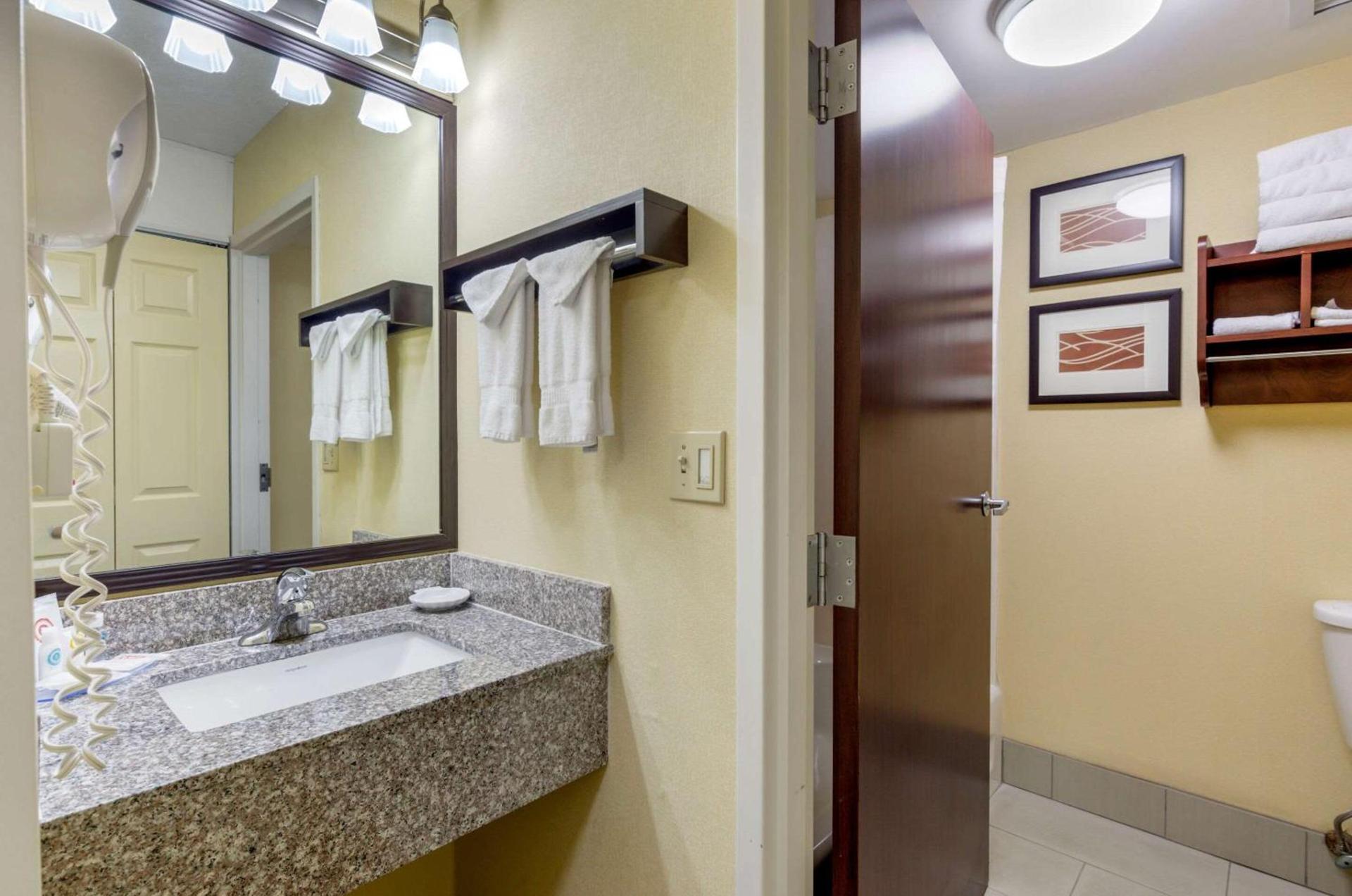 Comfort Inn & Suites Hillsville I-77 photo 23