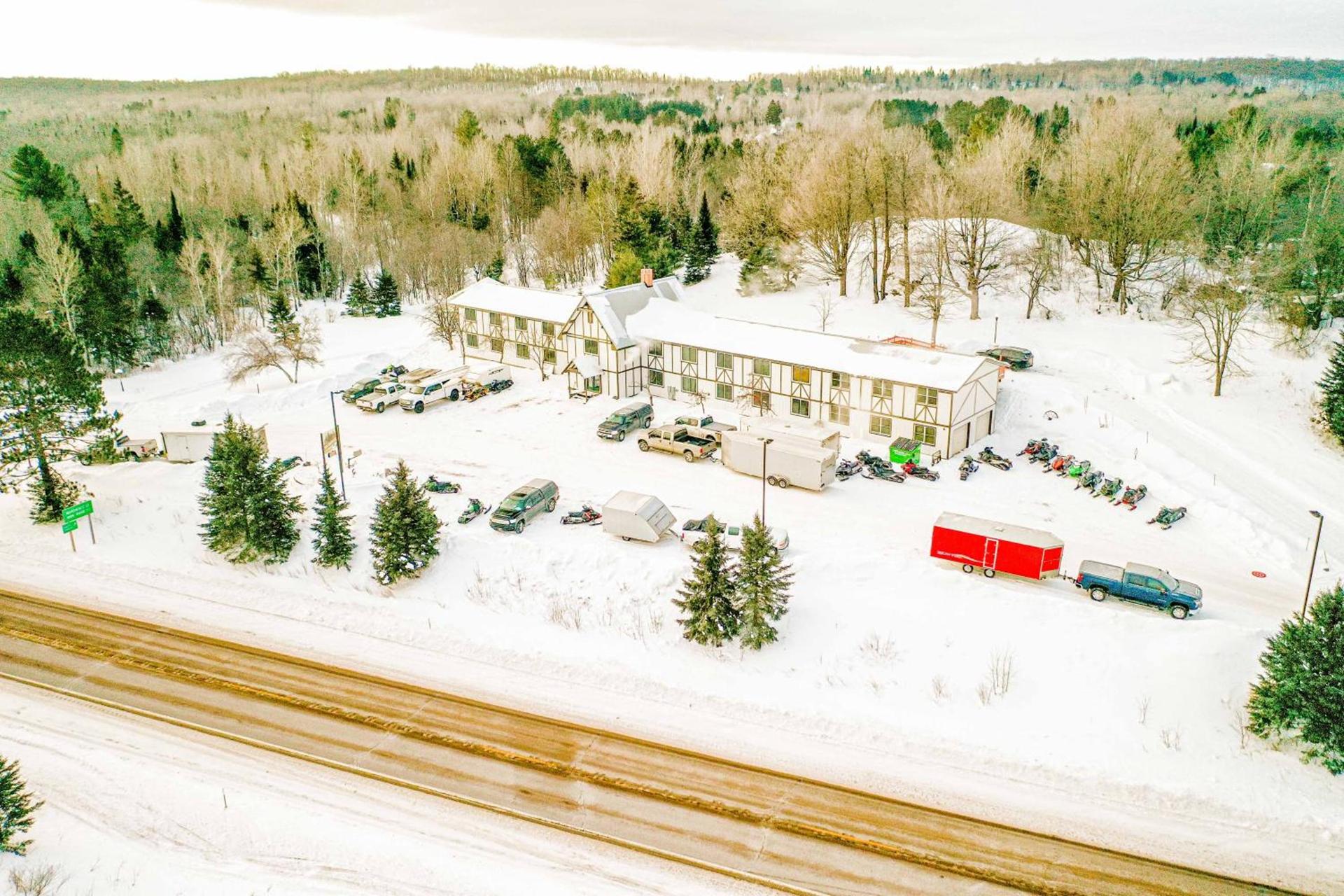 Snow Chasers Lodge photo 5