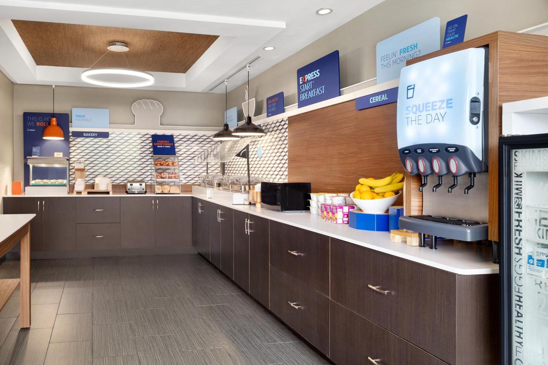 Holiday Inn Express & Suites Greenville-Downtown by IHG photo 13