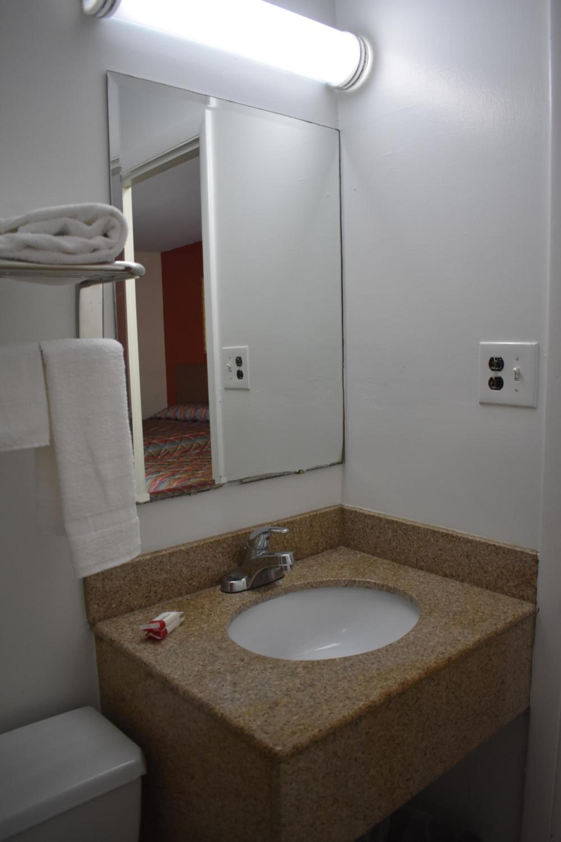 South Hills Motel photo 16