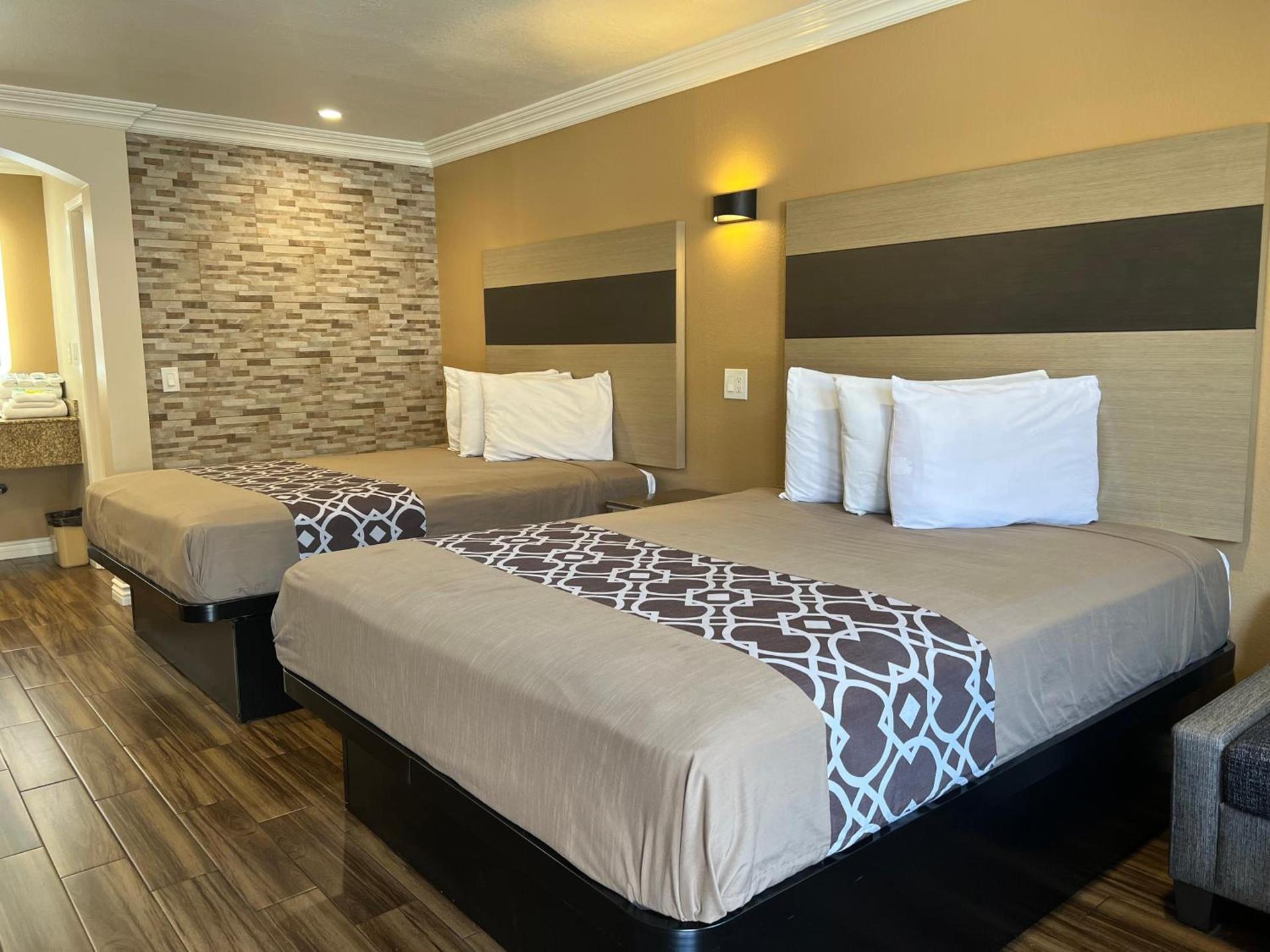 Industry Inn & Suites photo 16