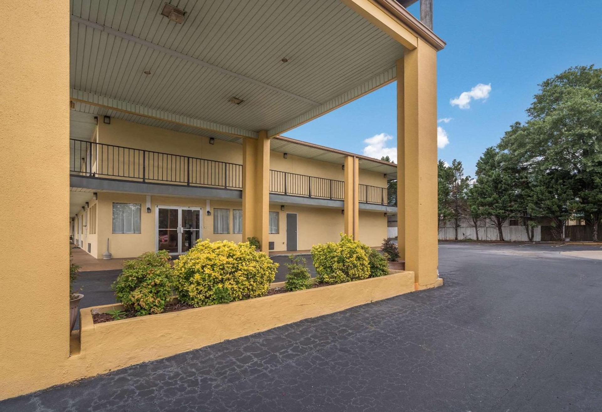 Econo Lodge Thomaston photo 2