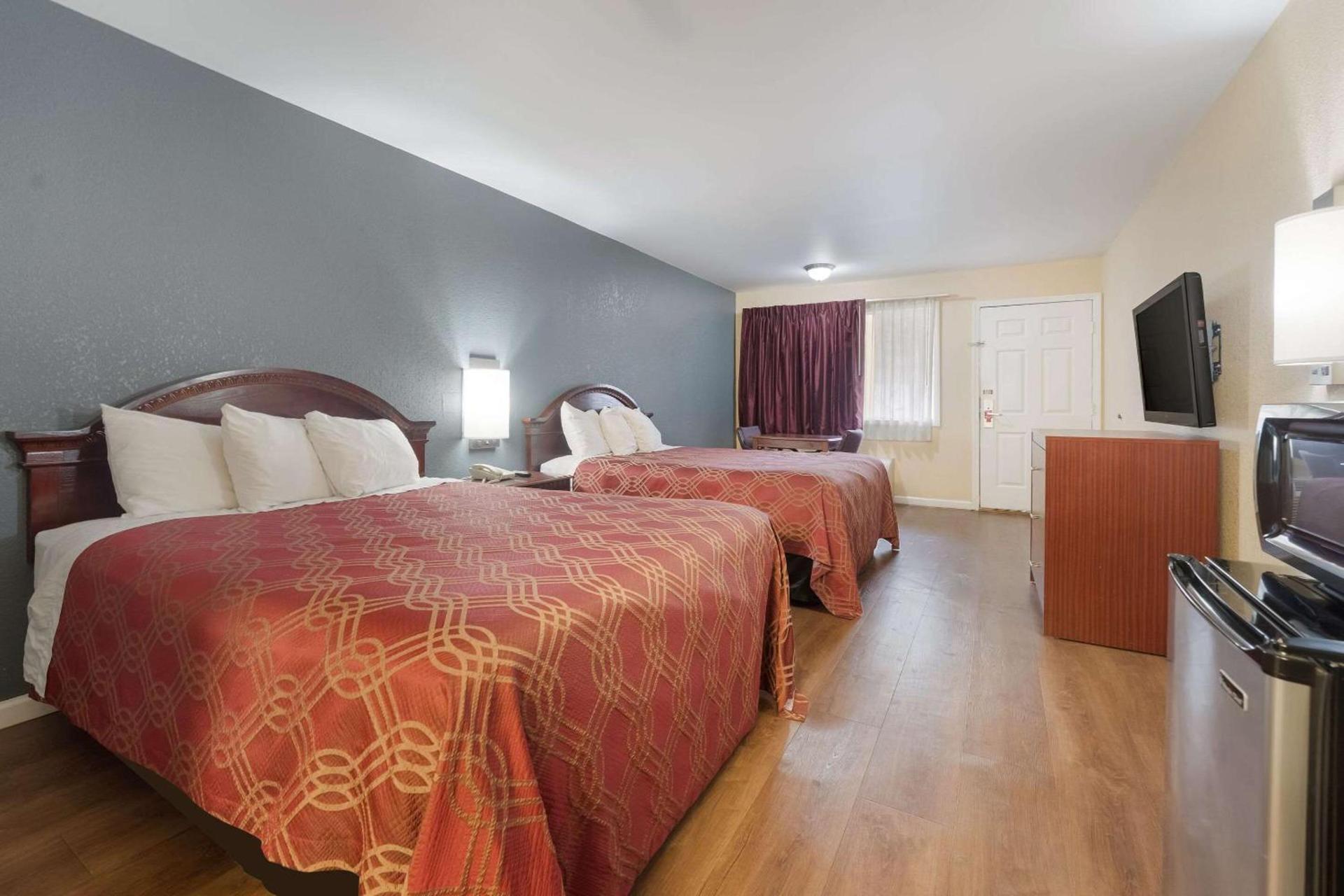 Econo Lodge Thomaston photo 7