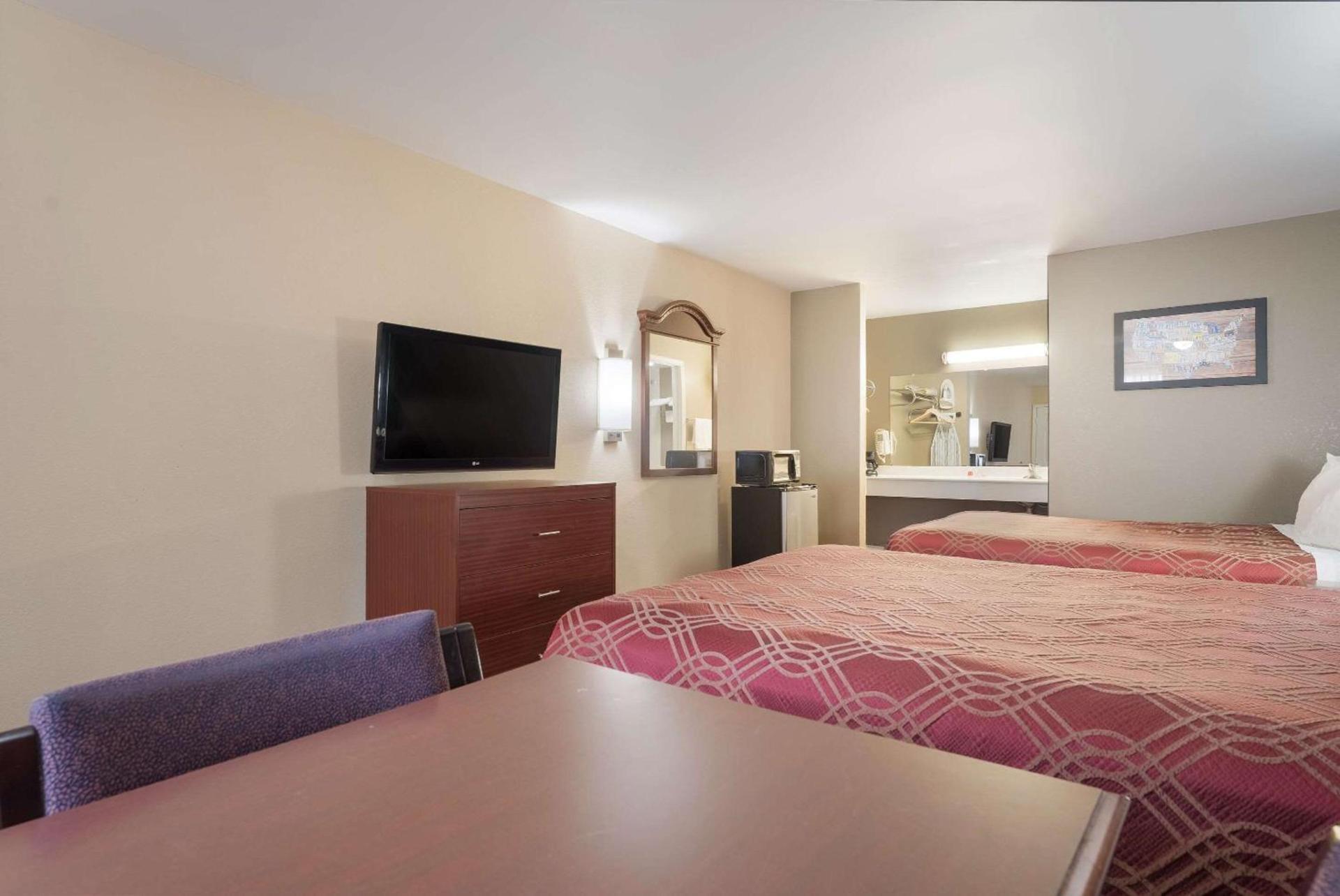 Econo Lodge Thomaston photo 9