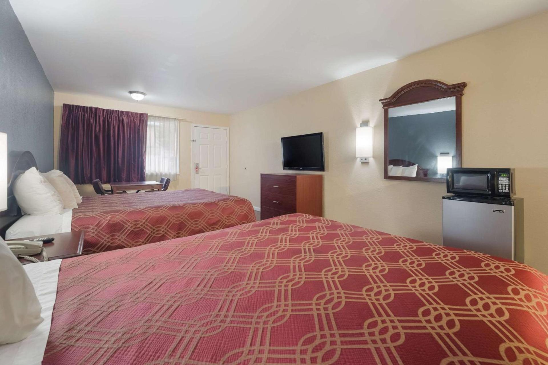 Econo Lodge Thomaston photo 8