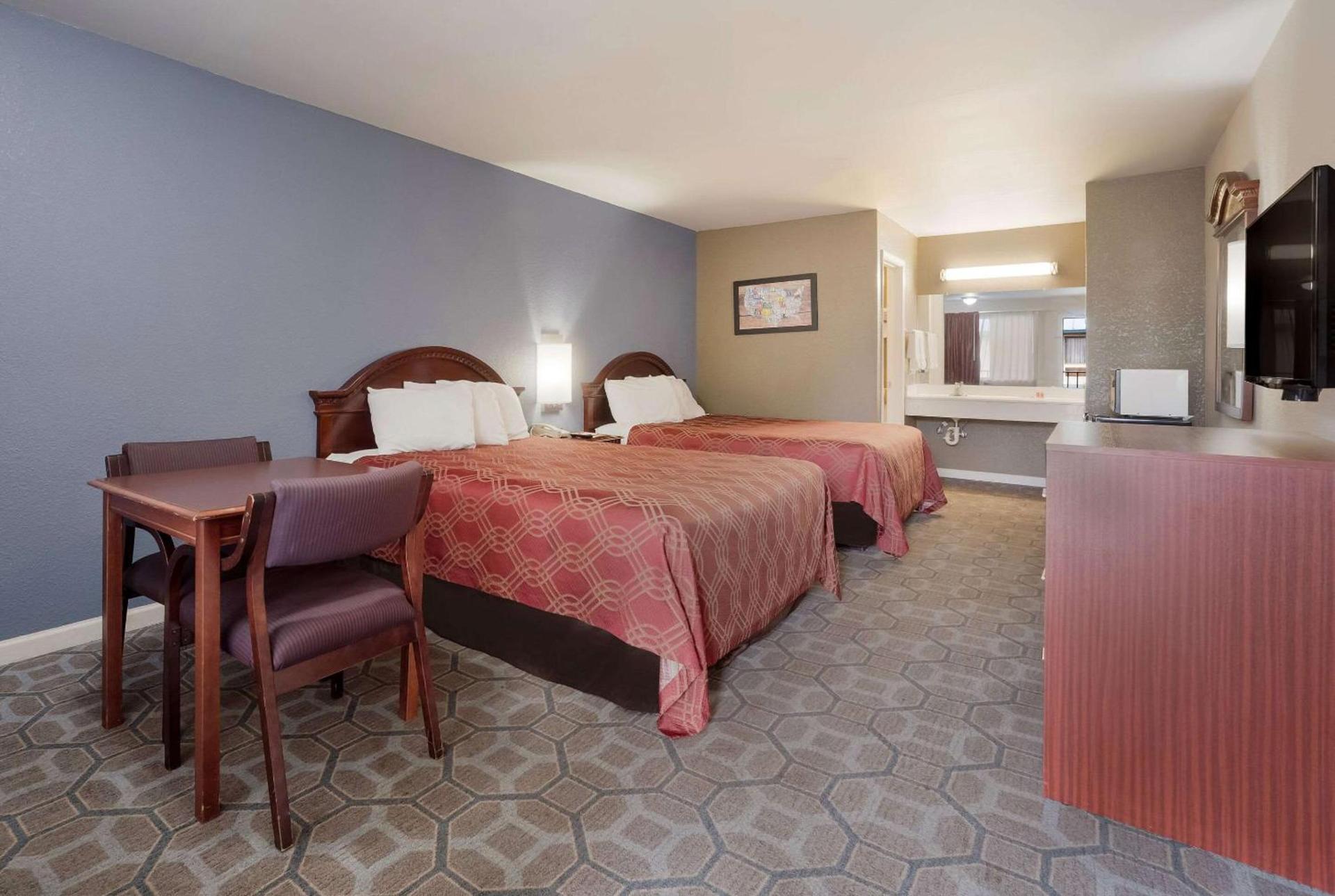 Econo Lodge Thomaston photo 12