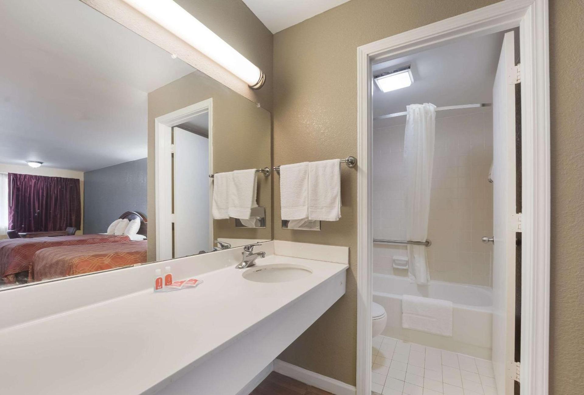 Econo Lodge Thomaston photo 10