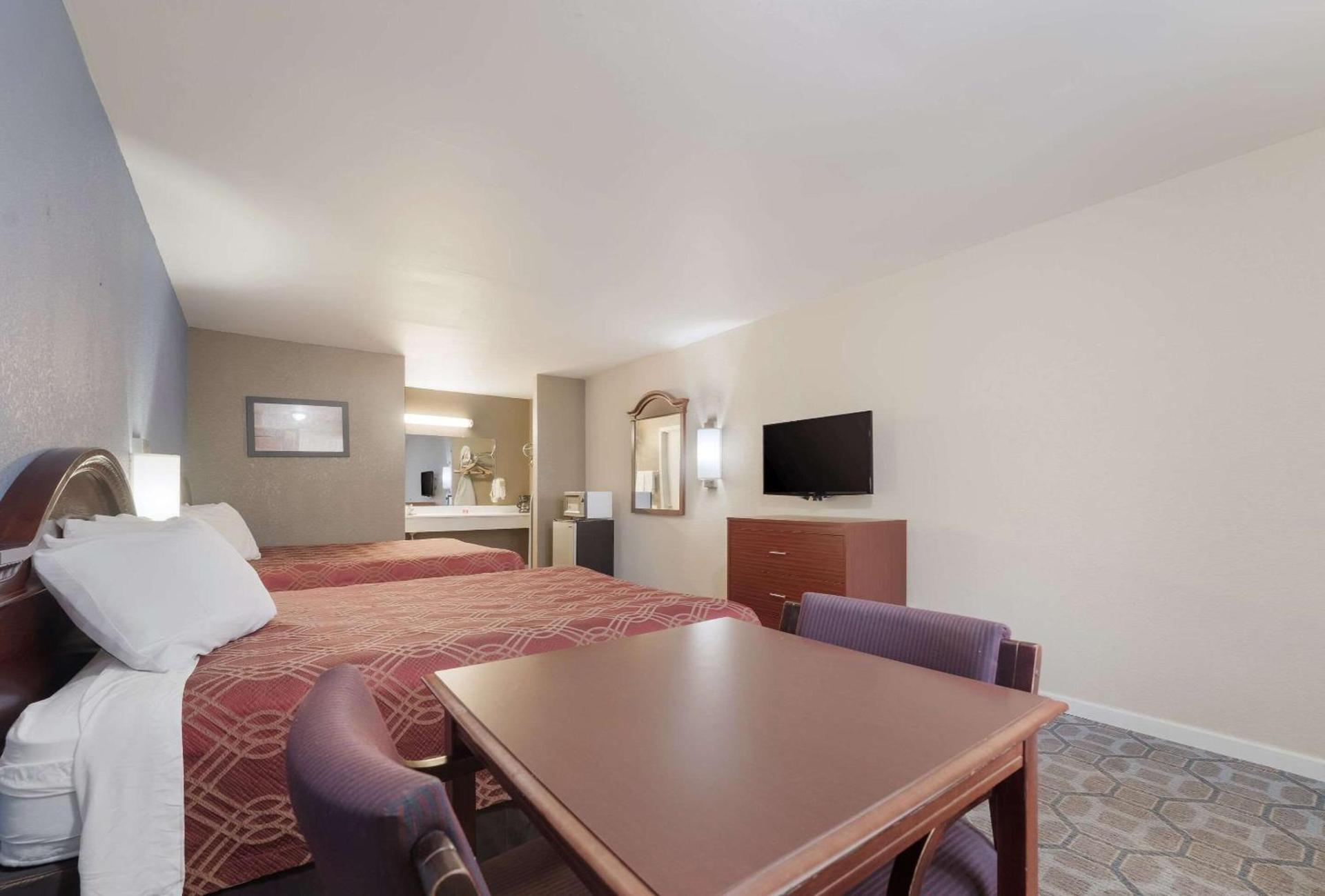 Econo Lodge Thomaston photo 13