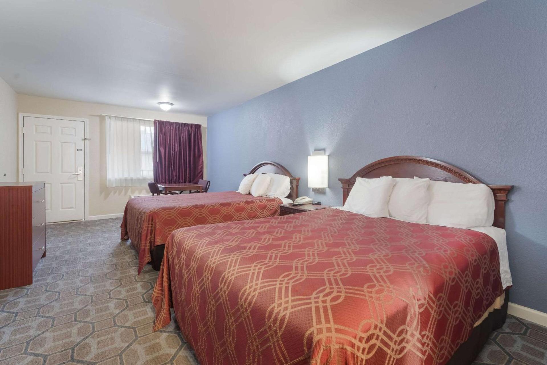 Econo Lodge Thomaston photo 14