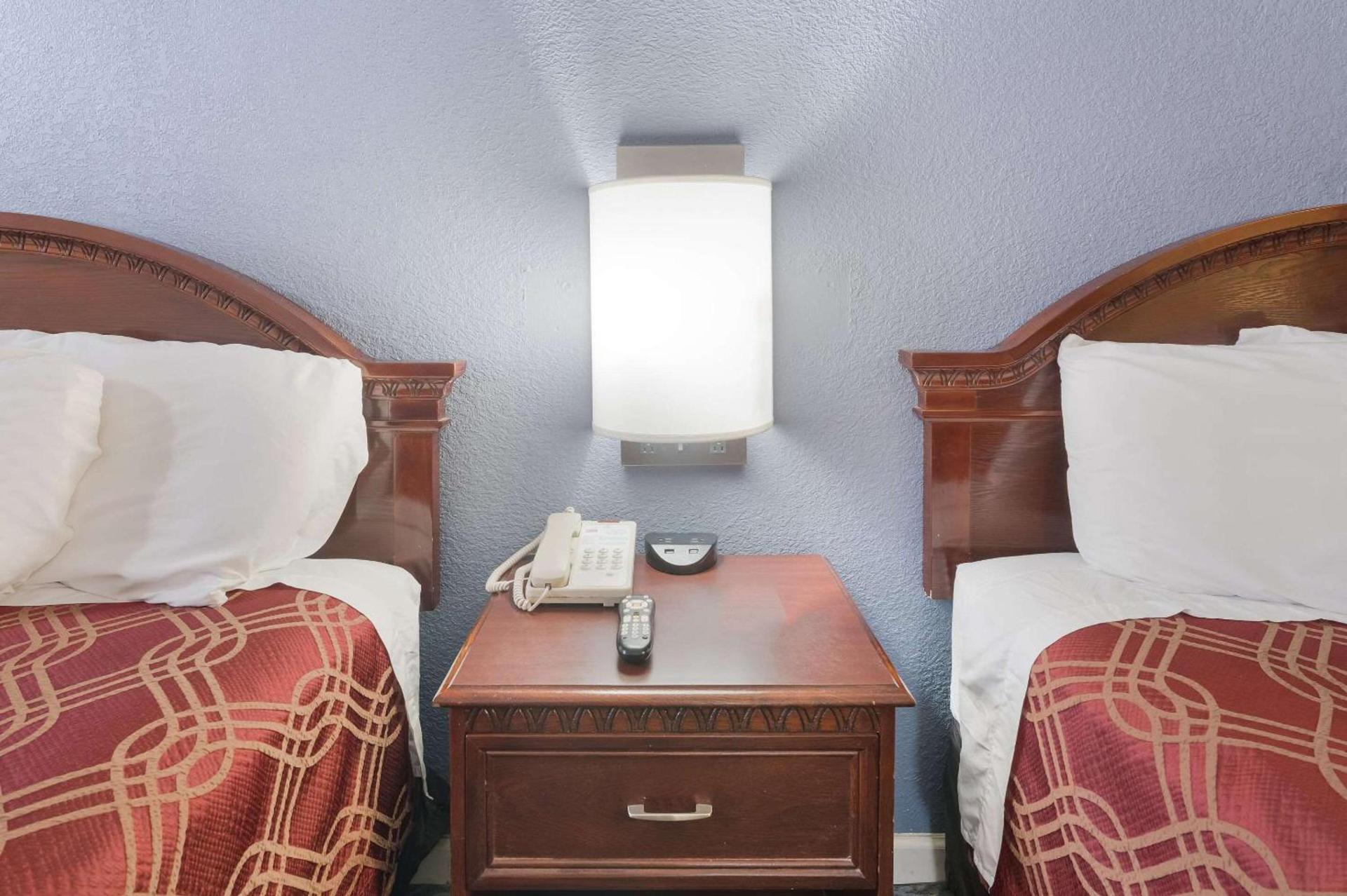 Econo Lodge Thomaston photo 15