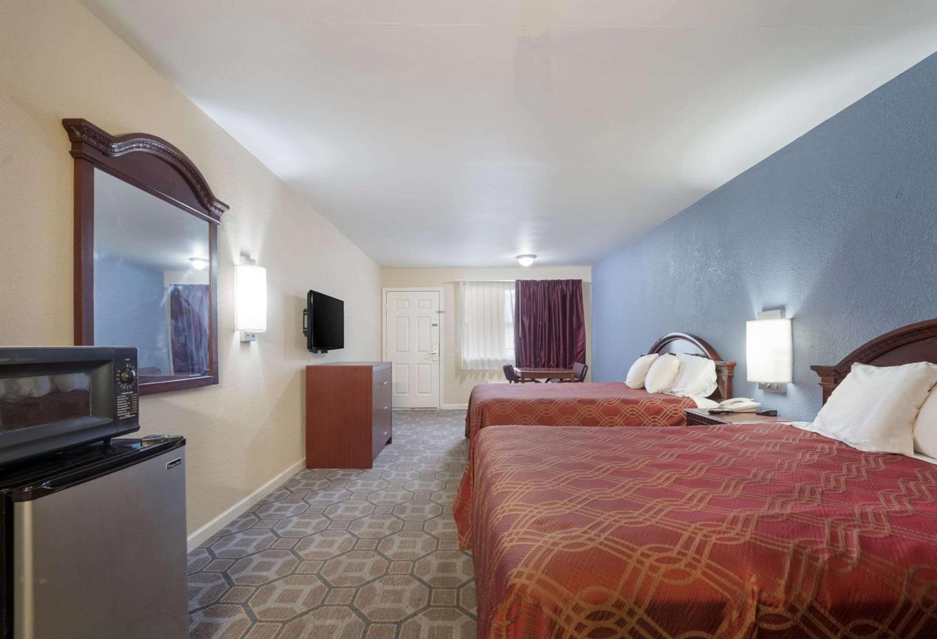 Econo Lodge Thomaston photo 16