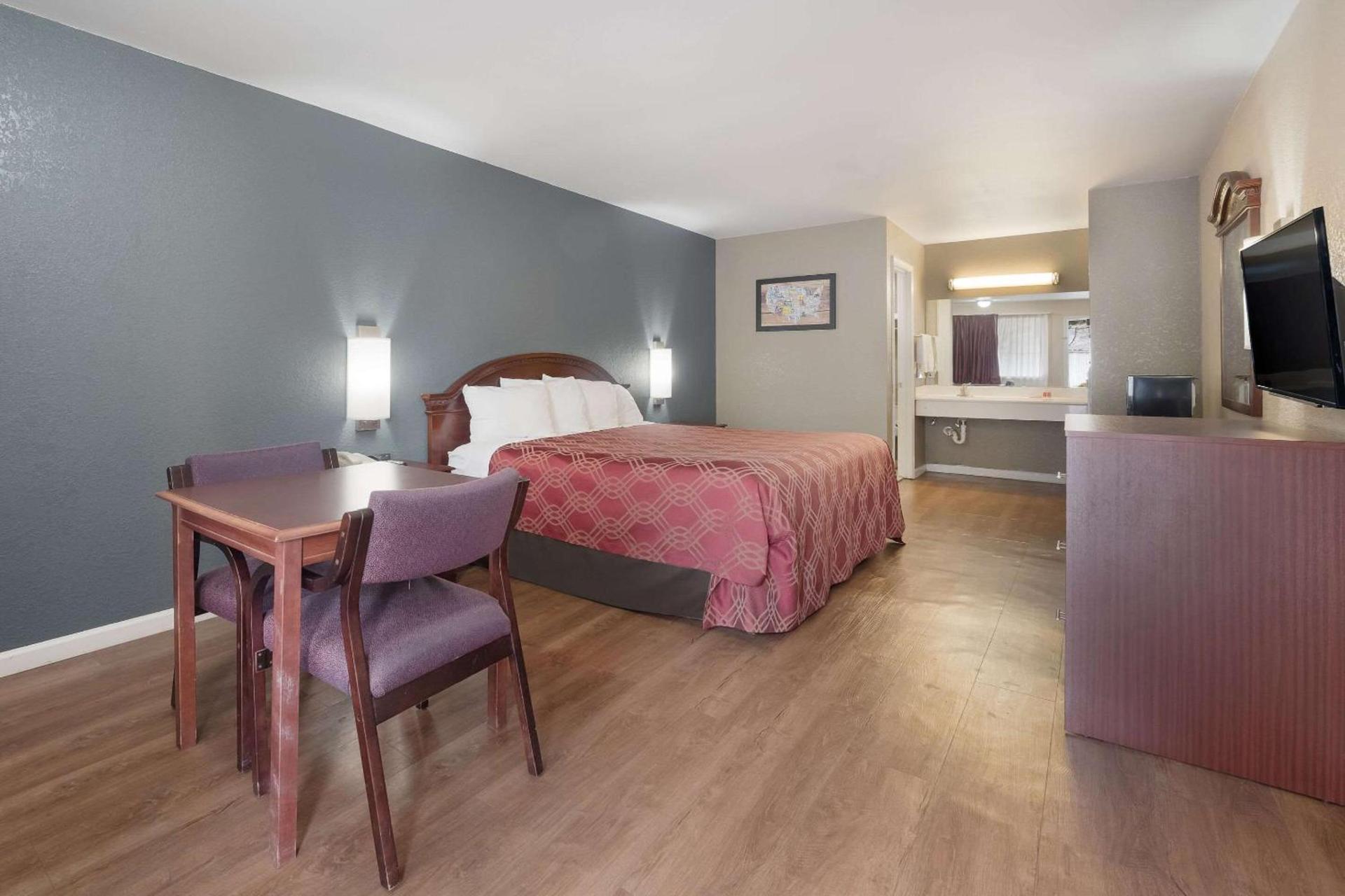 Econo Lodge Thomaston photo 17