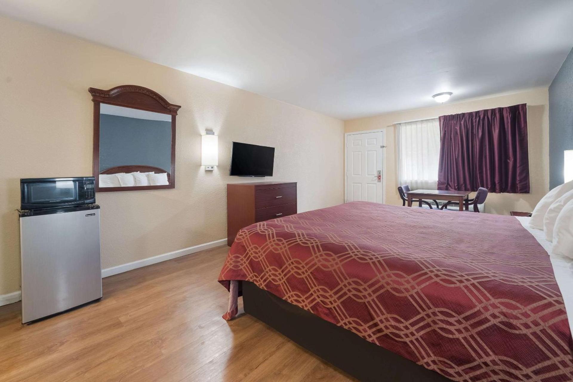 Econo Lodge Thomaston photo 18