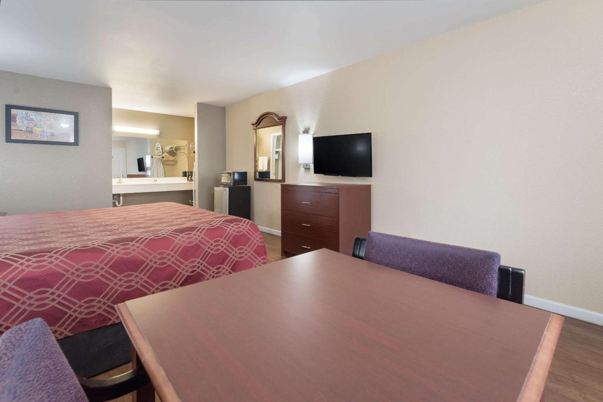 Econo Lodge Thomaston photo 19