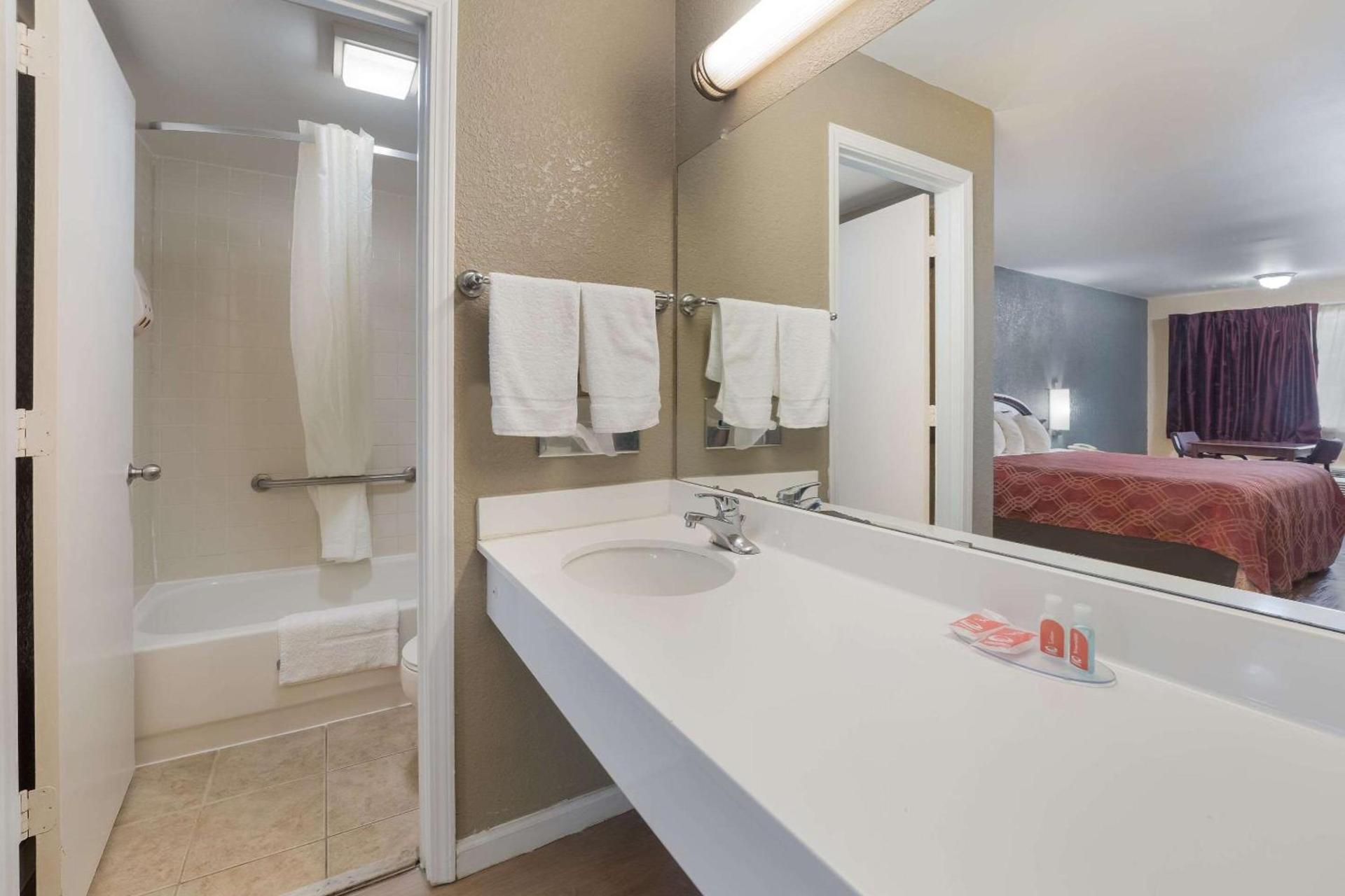 Econo Lodge Thomaston photo 20