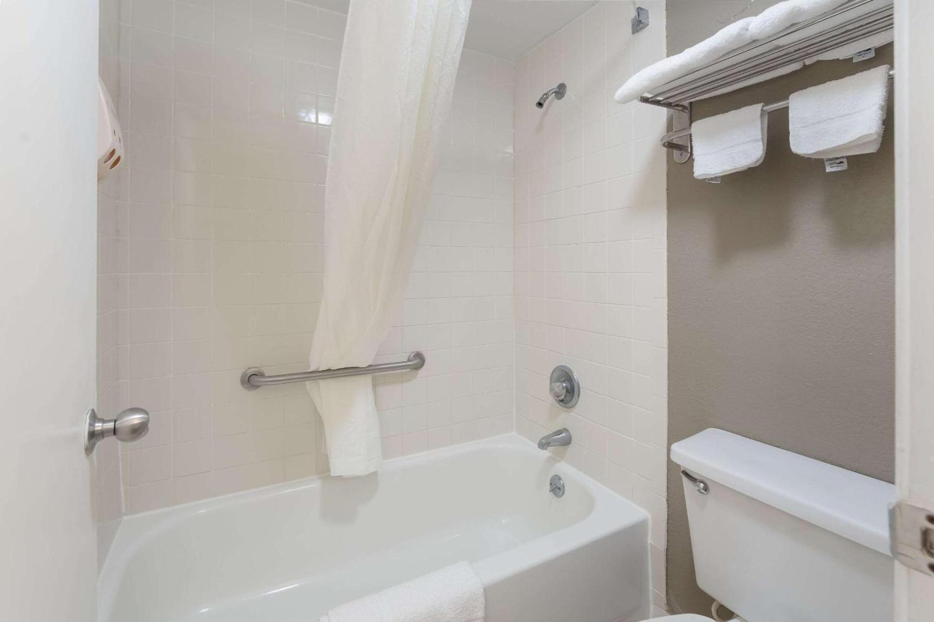Econo Lodge Thomaston photo 21