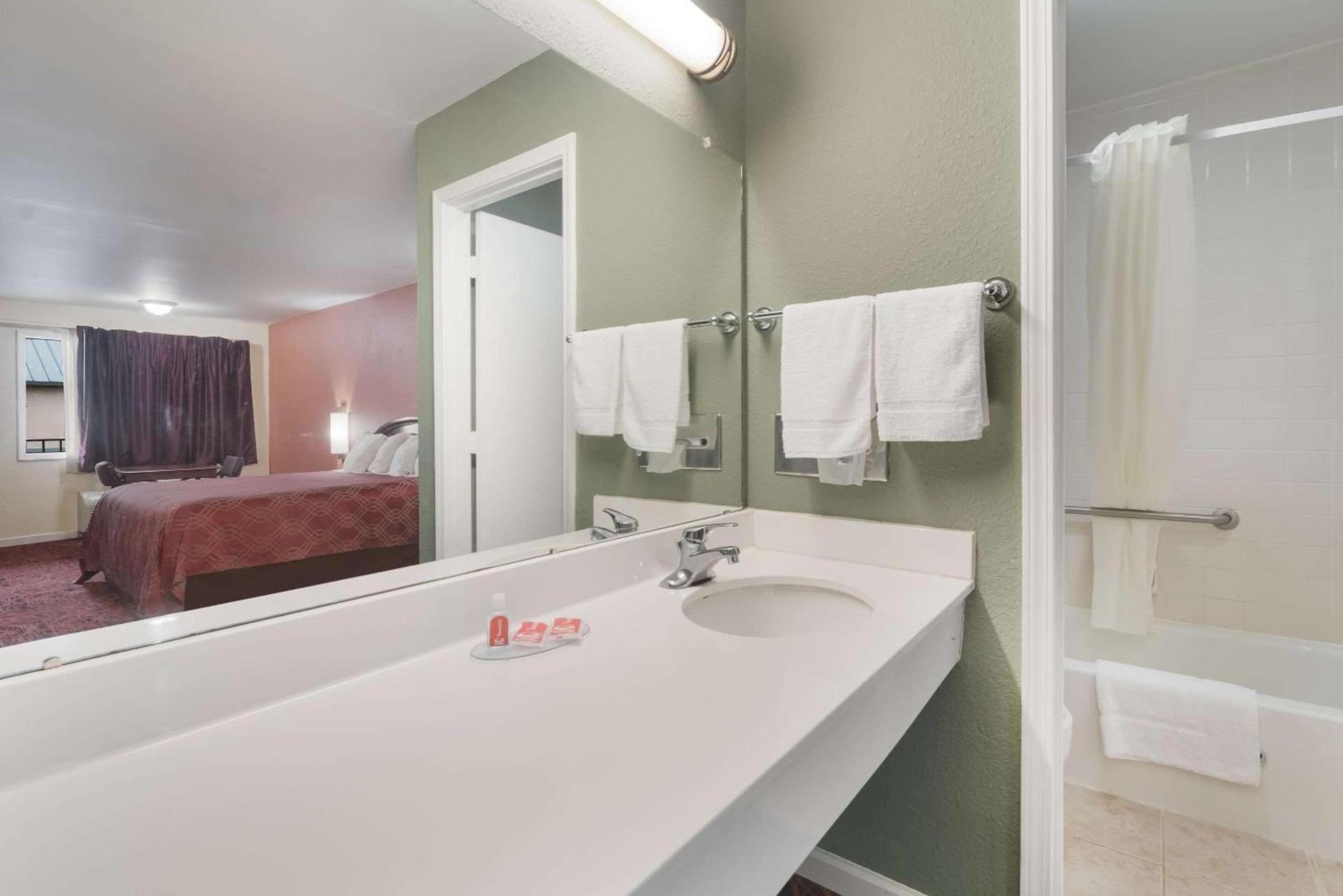 Econo Lodge Thomaston photo 22