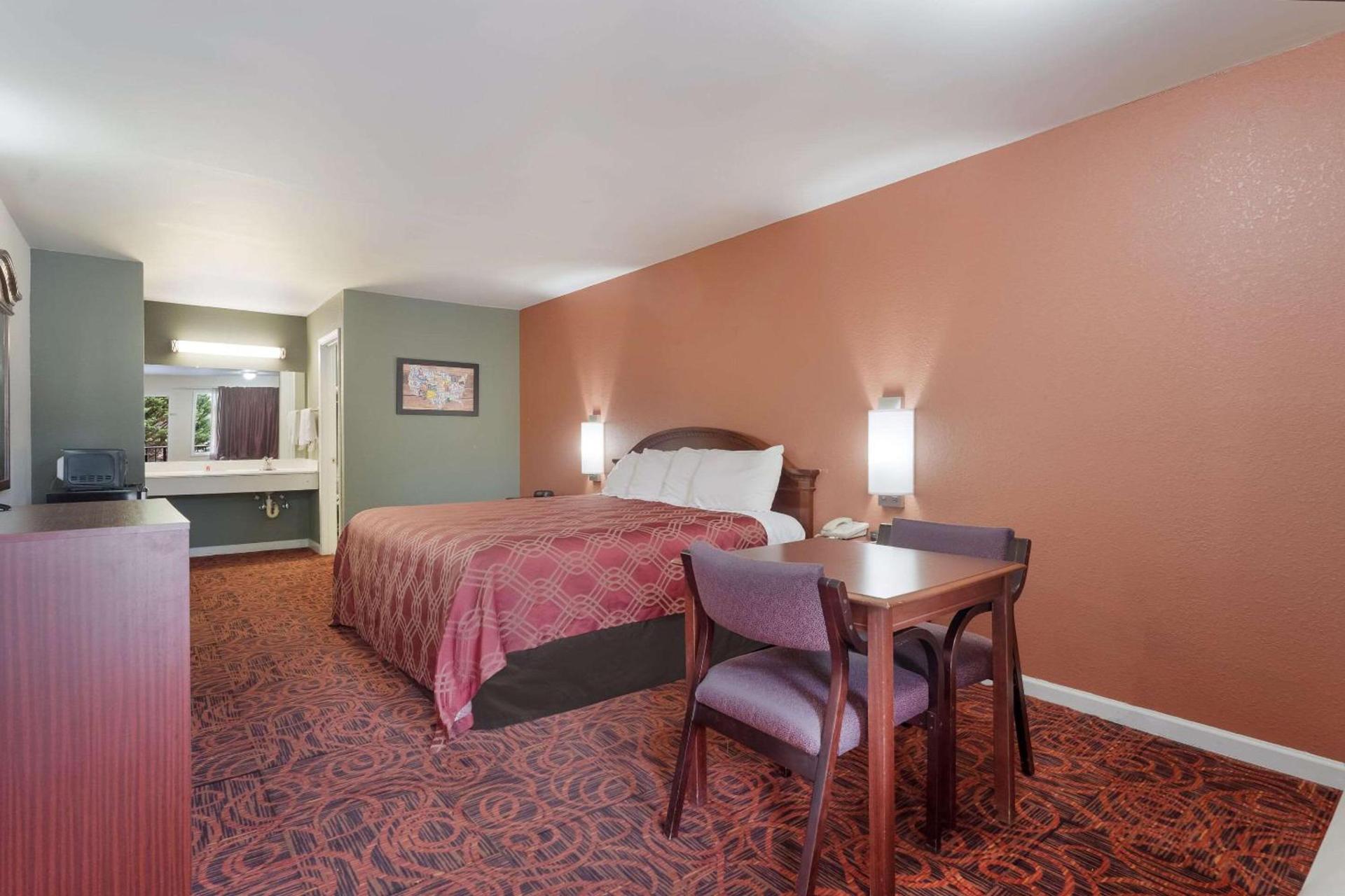 Econo Lodge Thomaston photo 23