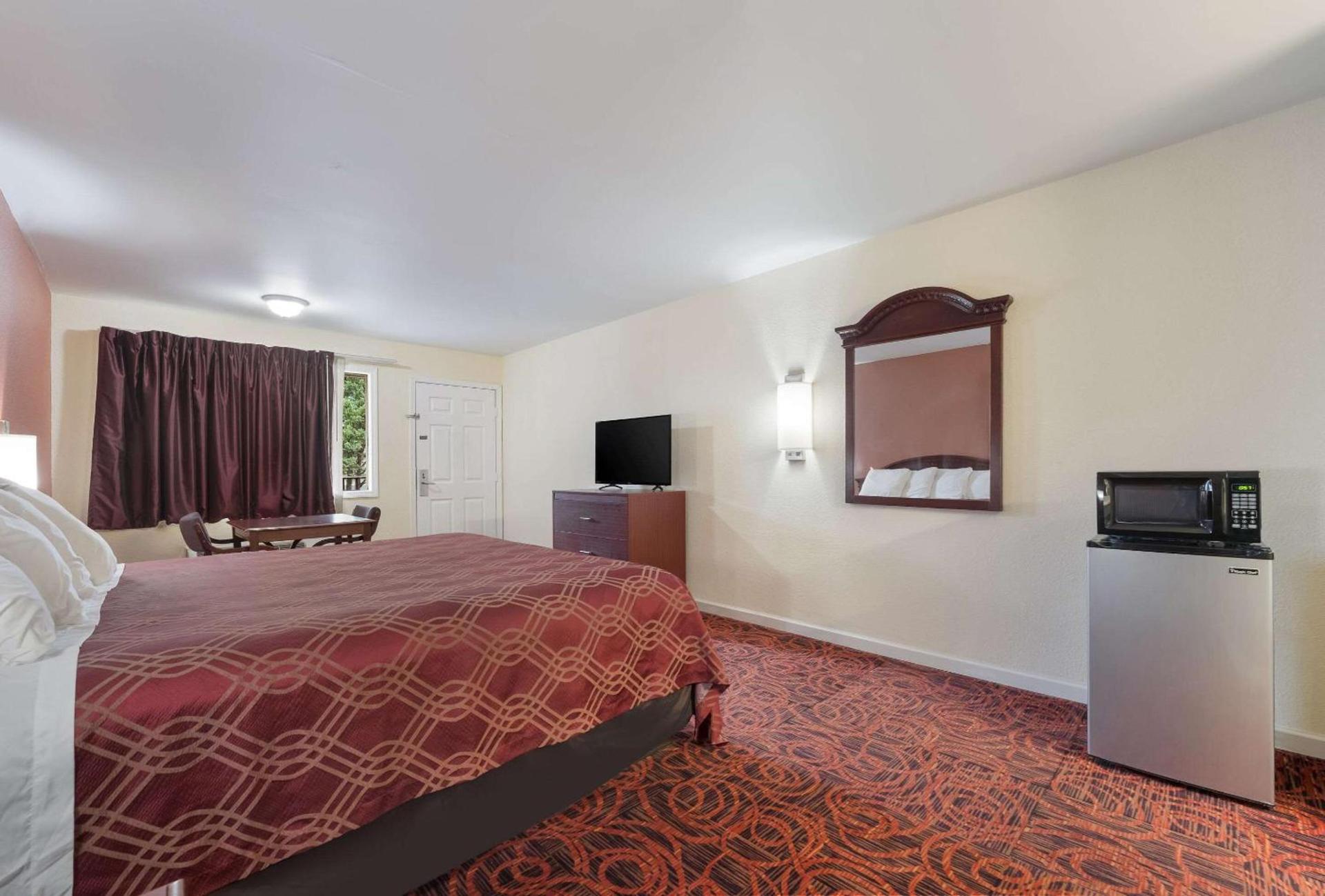 Econo Lodge Thomaston photo 25