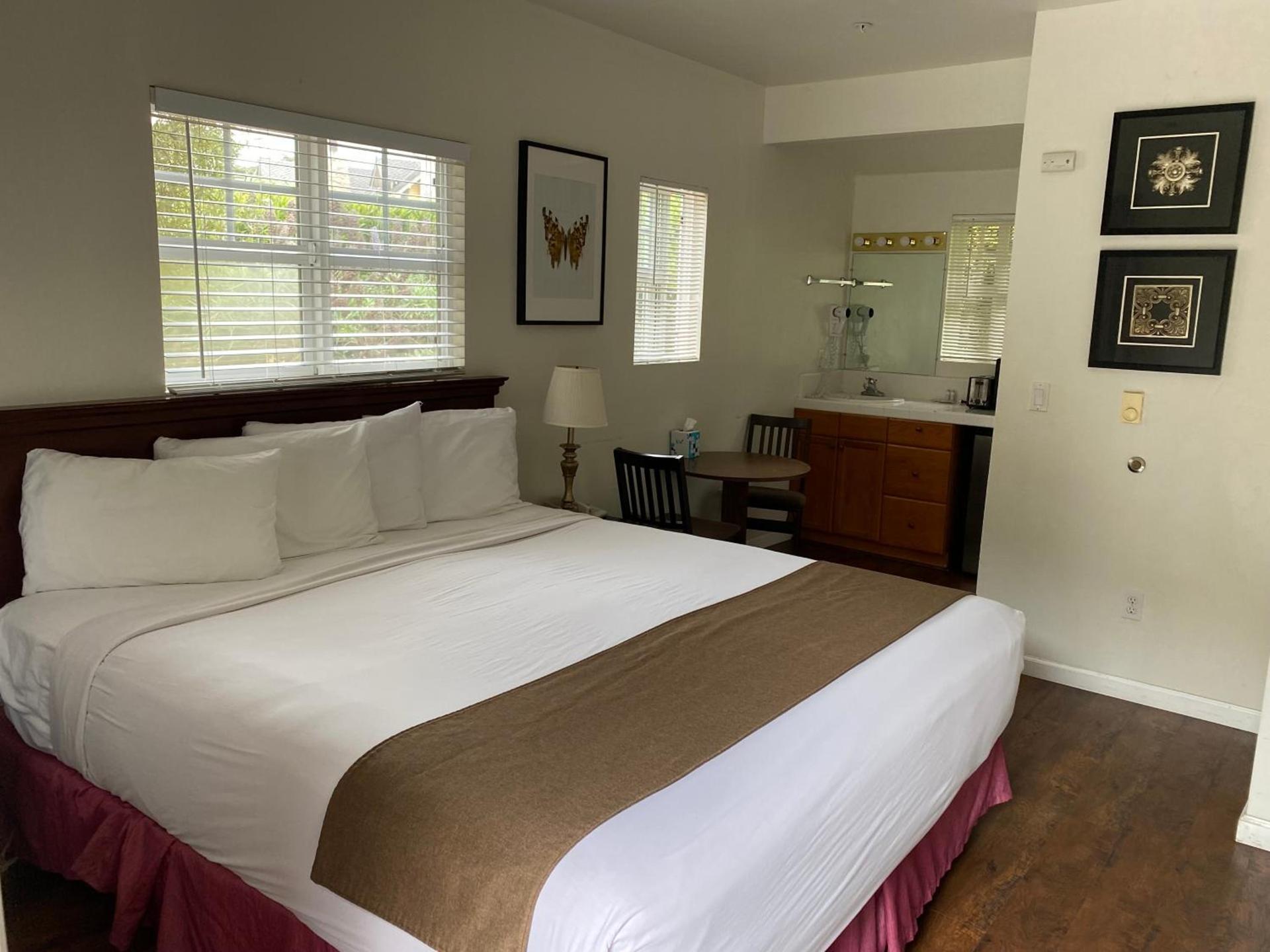 Bide-A-Wee Inn and Cottages photo 58