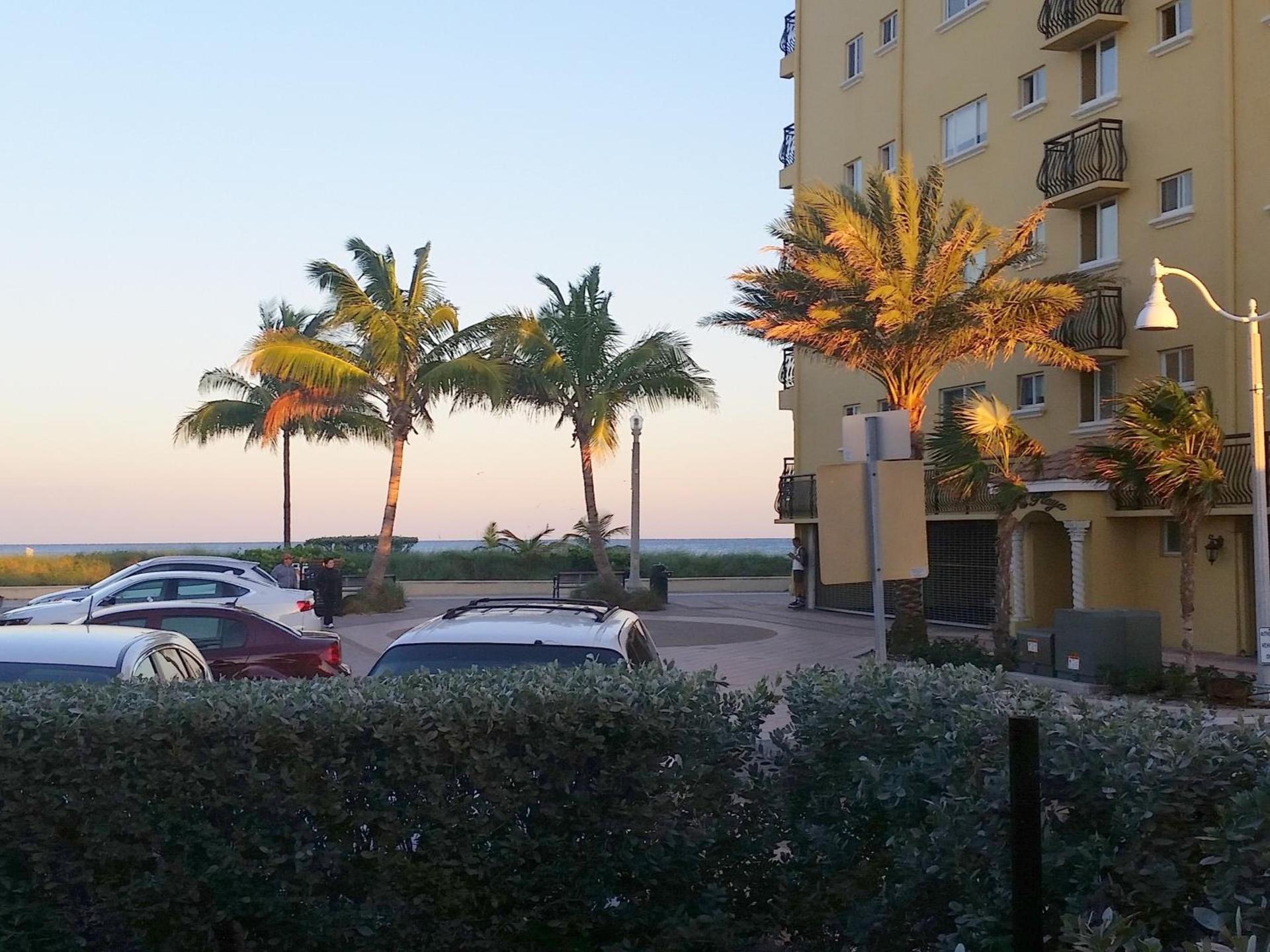 Hollywood Broadwalk Oceanside Hotel photo 1