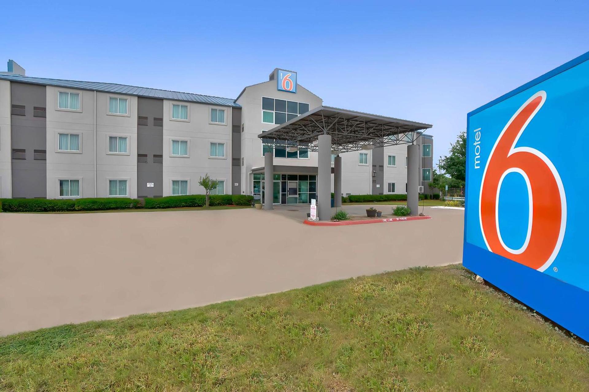 Motel 6-Benbrook, TX - Fort Worth photo 1