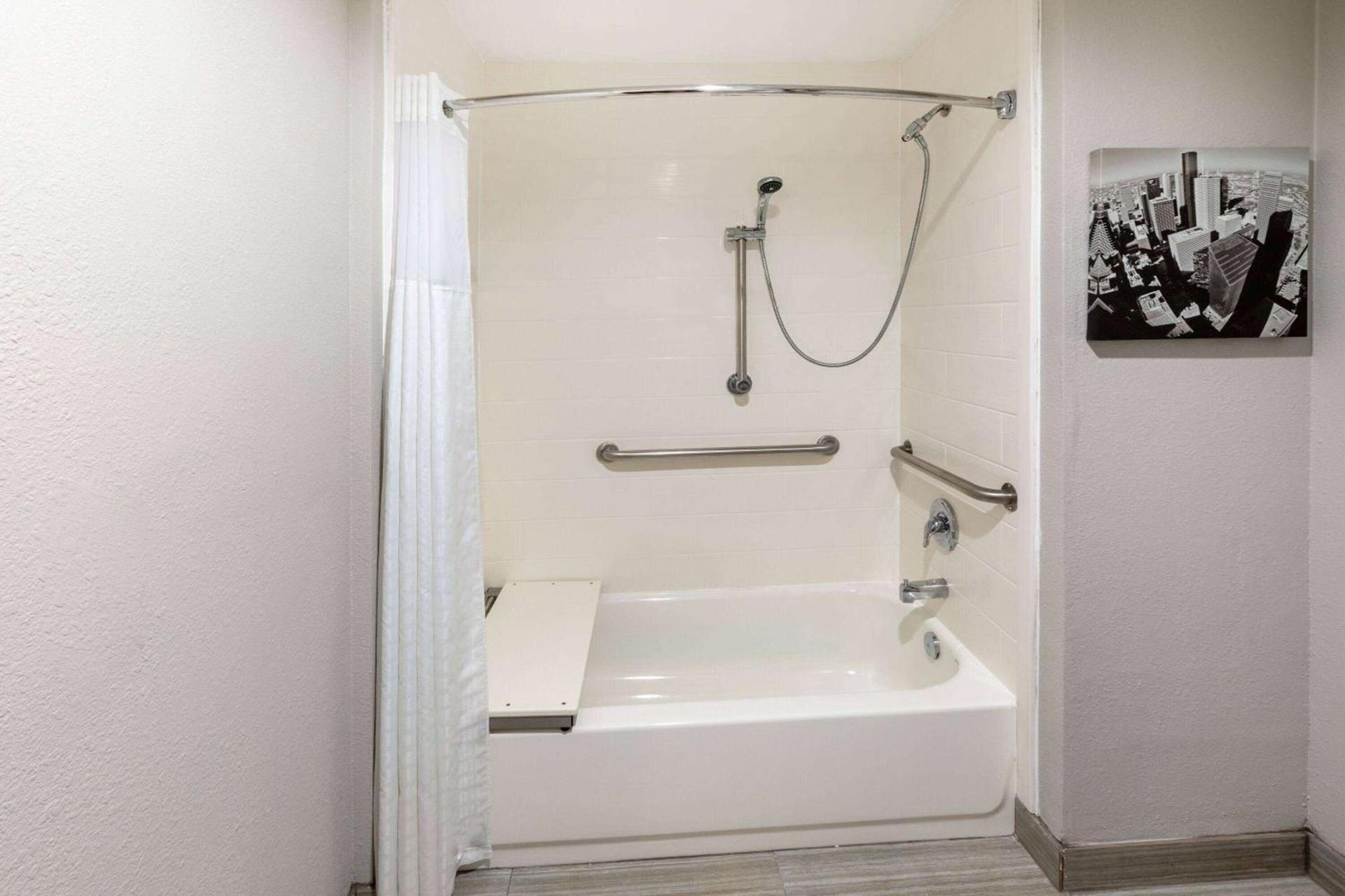 La Quinta by Wyndham Houston NW Brookhollow photo 26