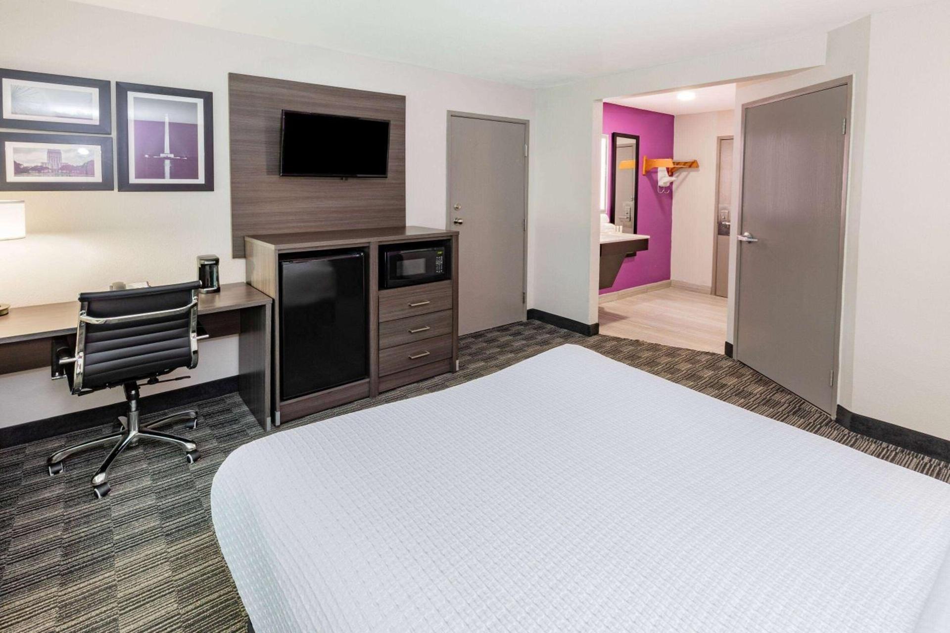 La Quinta by Wyndham Houston Southwest photo 10