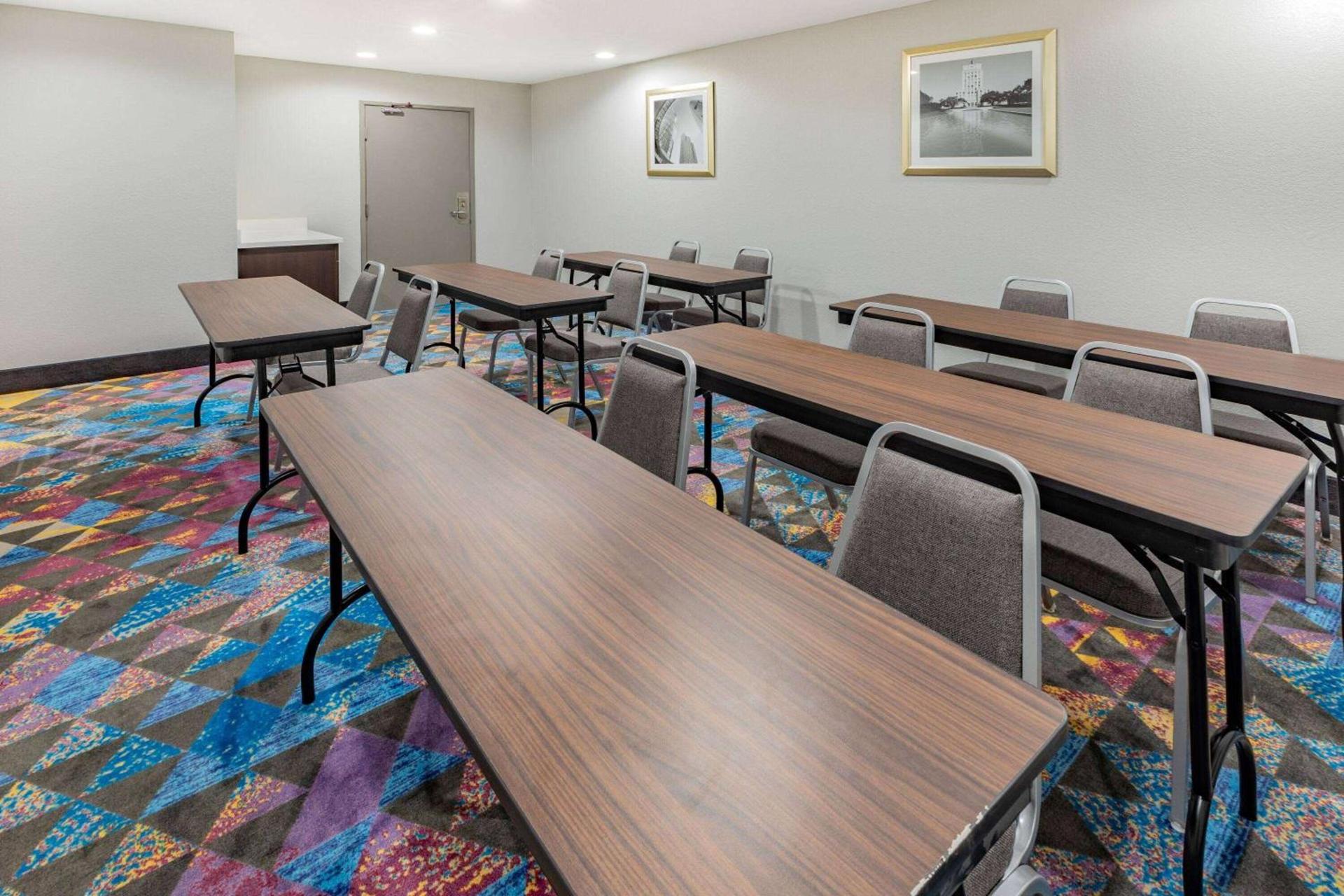 La Quinta by Wyndham Houston Southwest photo 17